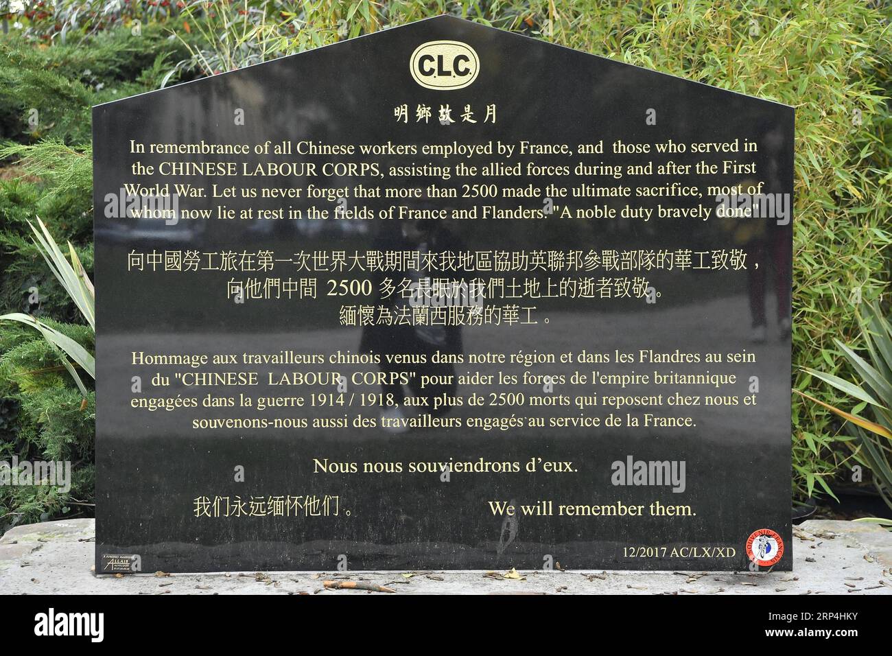 (181109) -- ARRAS, 9 novembre 2018 -- foto scattata il 6 novembre 2018 mostra una stele commemorativa dei lavoratori cinesi deceduti durante la prima guerra mondiale ad Arras, in Francia. L'11 novembre 2018 segna il 100° anniversario dell'armistizio della prima guerra mondiale )(psw) FRANCIA-ARRAS-i GUERRA MONDIALE-LAVORATORI CINESI ChenxYichen PUBLICATIONxNOTxINxCHN Foto Stock