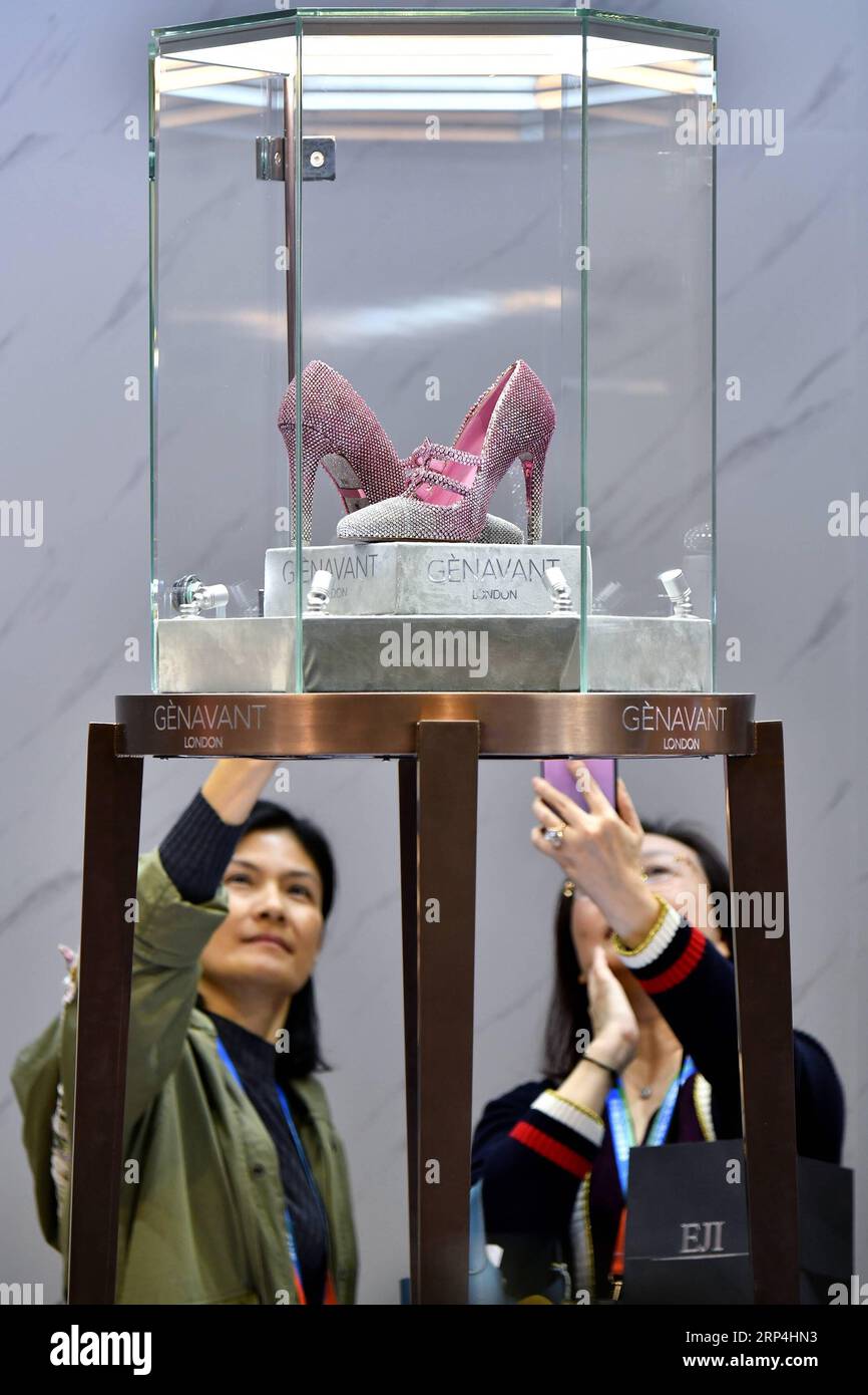 (181109) -- SHANGHAI, 9 novembre 2018 -- i visitatori vedono le scarpe gioiellate allo stand di Genavant nell'area Apparel, Accessories & Consumer Goods della prima China International Import Expo (CIIE) a Shanghai, Cina orientale, 8 novembre 2018. )(Ly) (IMPORT EXPO)CHINA-SHANGHAI-CIIE (CN) LinxXin PUBLICATIONxNOTxINxCHN Foto Stock