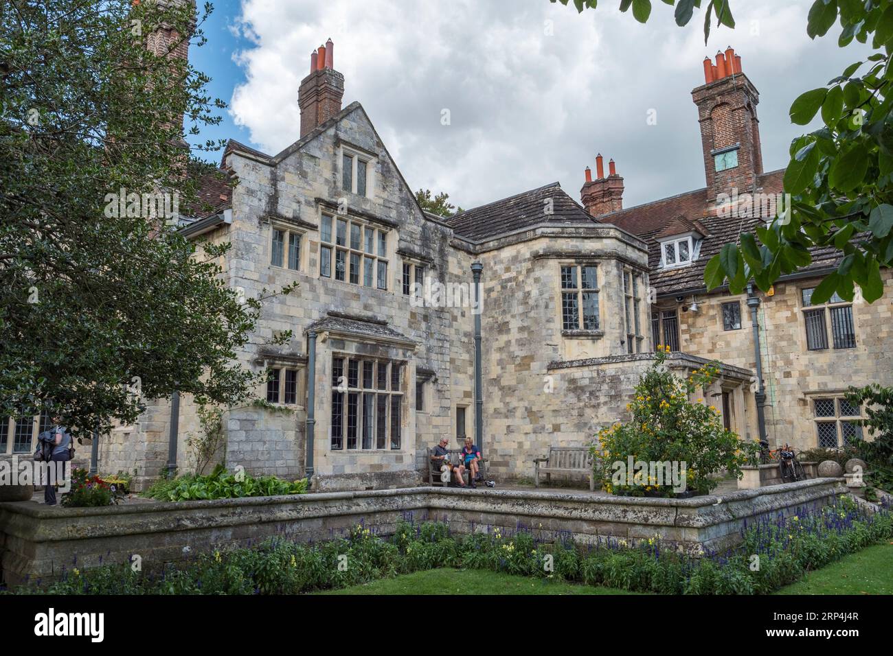 Vista posteriore del Lewes Register Office a Southover Grange Gardens, Lewes, East Sussex, Regno Unito. Foto Stock