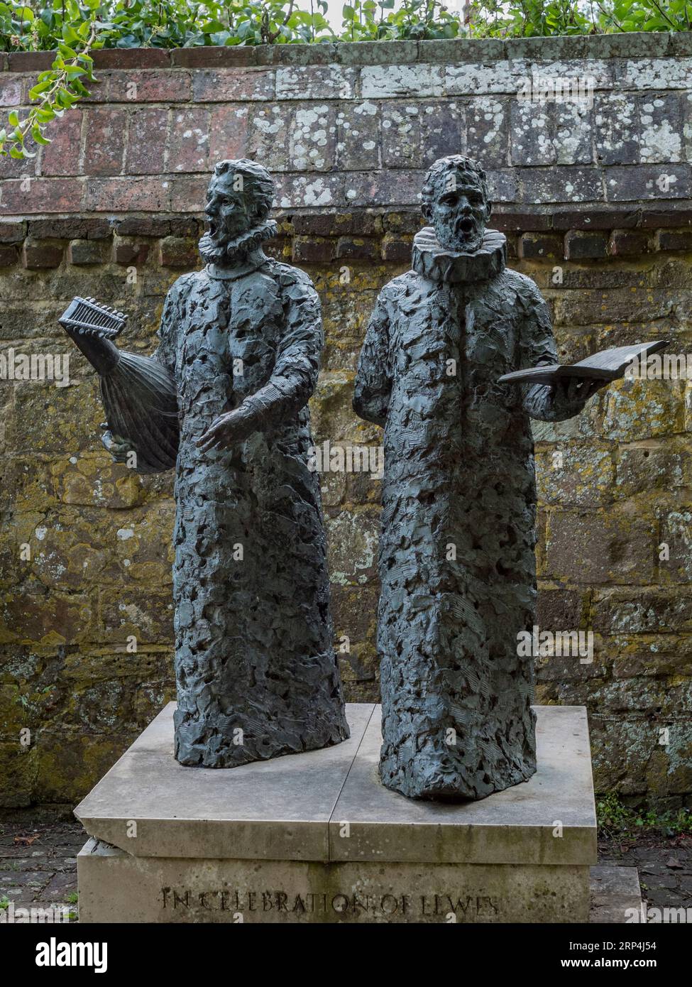 La scultura "The Madrigal Comes to England" di Austin Bennett a Southover Grange Gardens, Lewes, East Sussex, Regno Unito. Foto Stock