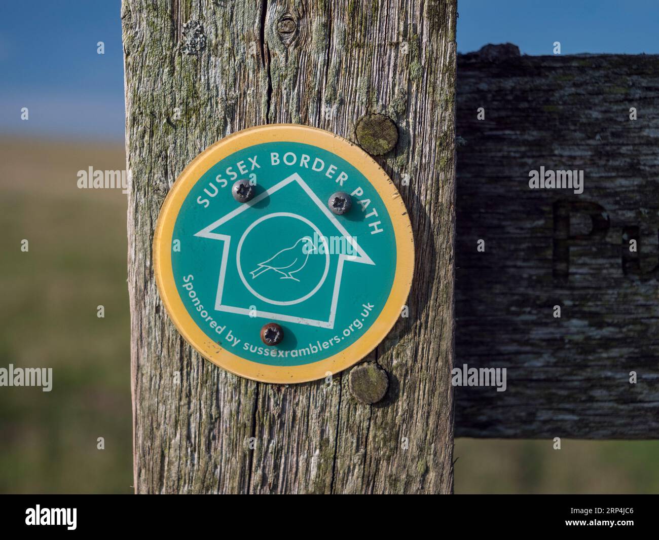 Cartello "Sussex Border Path" su un posto vicino a Brighton, South Downs National Park, East Sussex, Regno Unito. Foto Stock