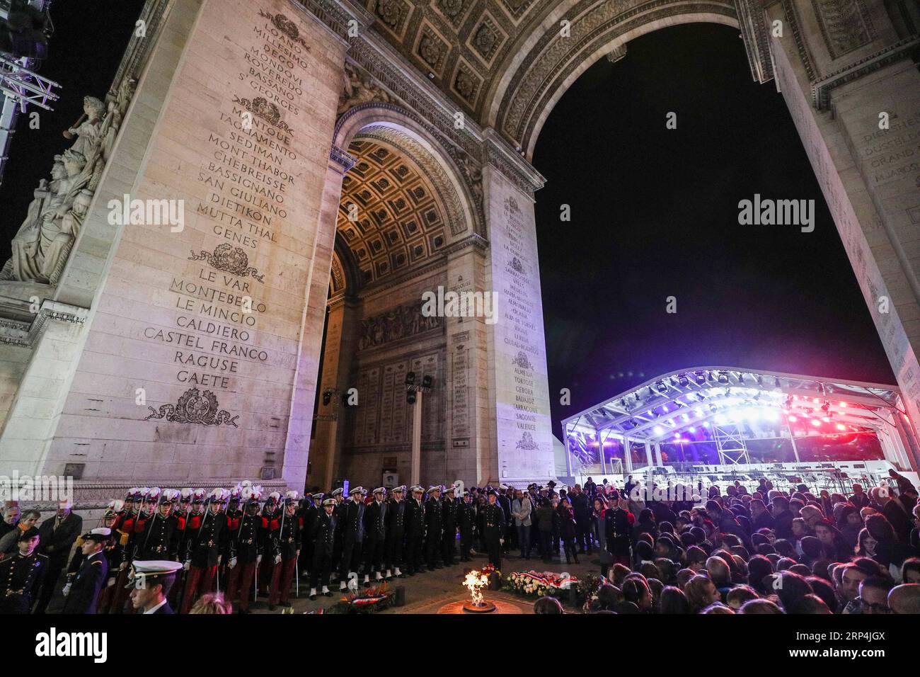 (181110) -- PARIGI, 10 novembre 2018 -- la gente partecipa alla cerimonia per rendere omaggio agli asiatici sul territorio francese sacrificato durante la prima guerra mondiale vicino alla tomba del Milite Ignoto sotto l'Arco di Trionfo a Parigi, in Francia, 9 novembre 2018. La cerimonia si è svolta per commemorare gli asiatici, provenienti da Cina, Cambogia, India, Laos, Nepal, Vietnam e così via, per la loro lotta sul campo di battaglia o la partecipazione allo sforzo bellico tra il 1914 e il 1918. ) (yg) FRANCE-PARIS-WWI-ASIANS-TRIBUTE ZhengxHuansong PUBLICATIONxNOTxINxCHN Foto Stock