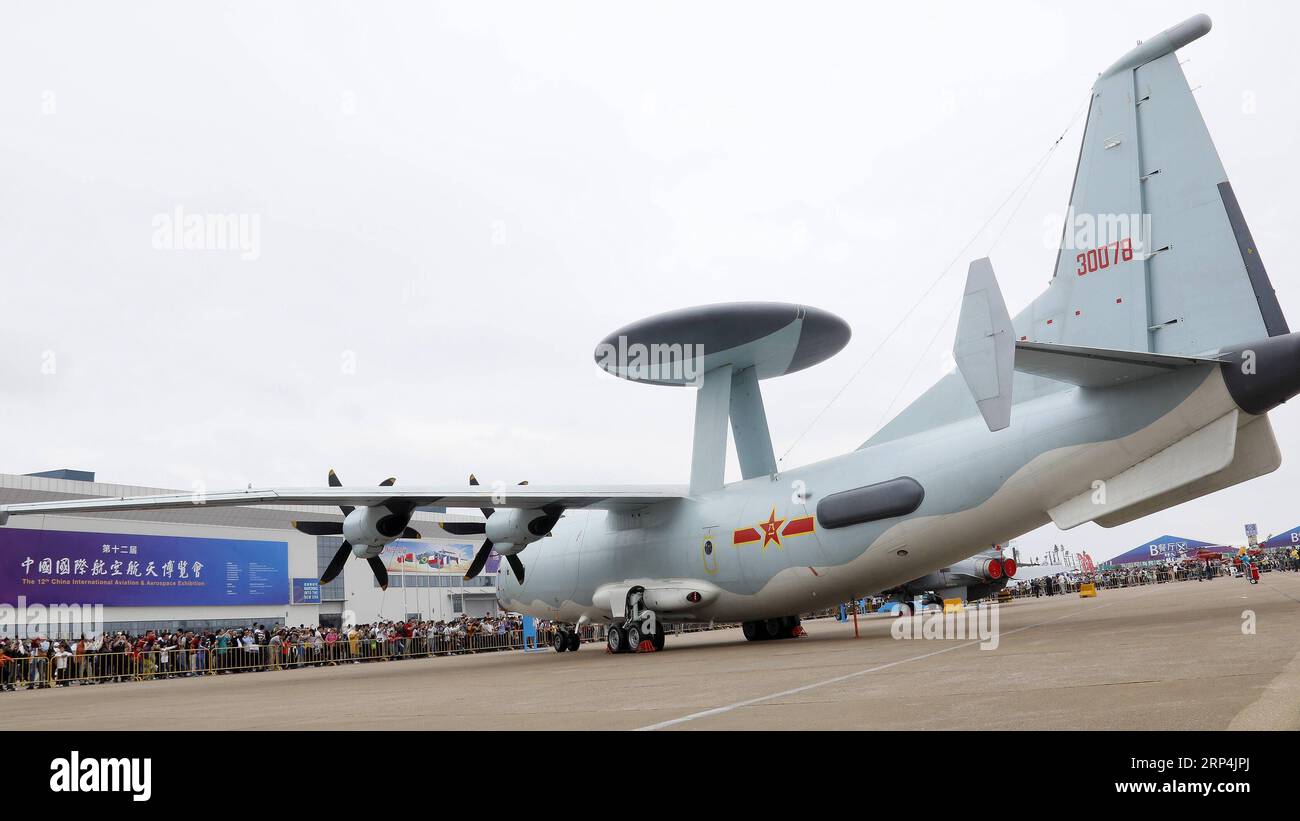 (181110) -- ZHUHAI, 10 novembre 2018 -- le persone visitano la dodicesima mostra internazionale dell'aviazione e dell'aerospazio cinese (Airshow China) a Zhuhai, nella provincia del Guangdong, nella Cina meridionale, 10 novembre 2018. Sabato segna il secondo di tre giorni pubblici dell'Airshow China. ) (Gxn) CHINA-GUANGDONG-ZHUHAI-AIRSHOW-PUBLIC DAY (CN) LiuxFang PUBLICATIONxNOTxINxCHN Foto Stock