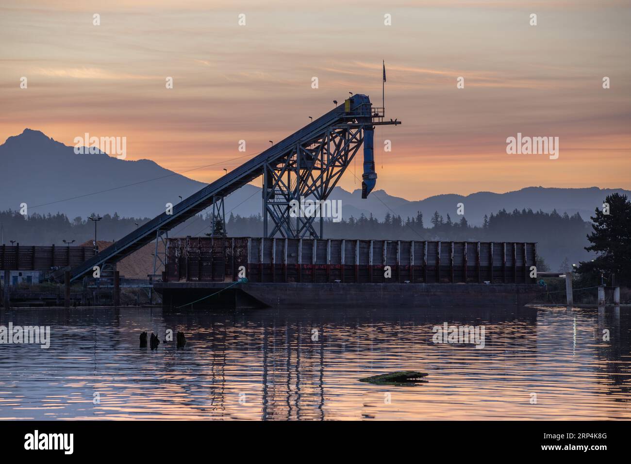Chiatta in attesa di essere caricata sul fiume Snohomish a Everett Washington durante la pausa di un giorno Foto Stock