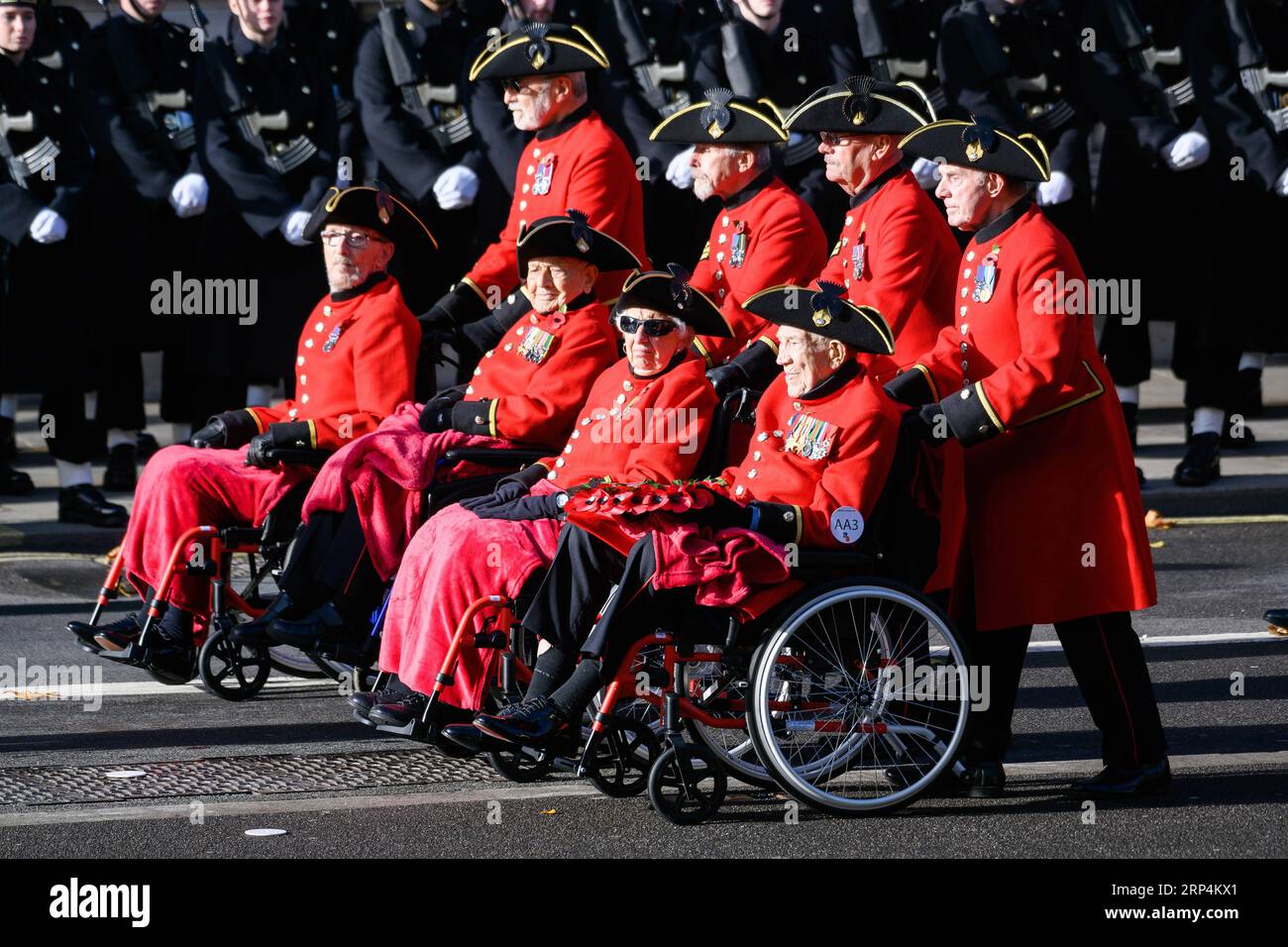 (181111) -- LONDRA, 11 novembre 2018 -- i veterani prendono parte alla cerimonia annuale di commemorazione del 100° anniversario della fine della prima guerra mondiale a Londra, in Gran Bretagna, l'11 novembre 2018. La regina Elisabetta II è stata raggiunta domenica mattina da migliaia di ex e attuali soldati, leader politici e diplomatici in occasione del 100° anniversario della fine della prima guerra mondiale durante la parata annuale del Remembrance Day nel centro di Londra. )(dh) BRITAIN-LONDON-WWI-100TH ANNIVERSARY RayxTang PUBLICATIONxNOTxINxCHN Foto Stock