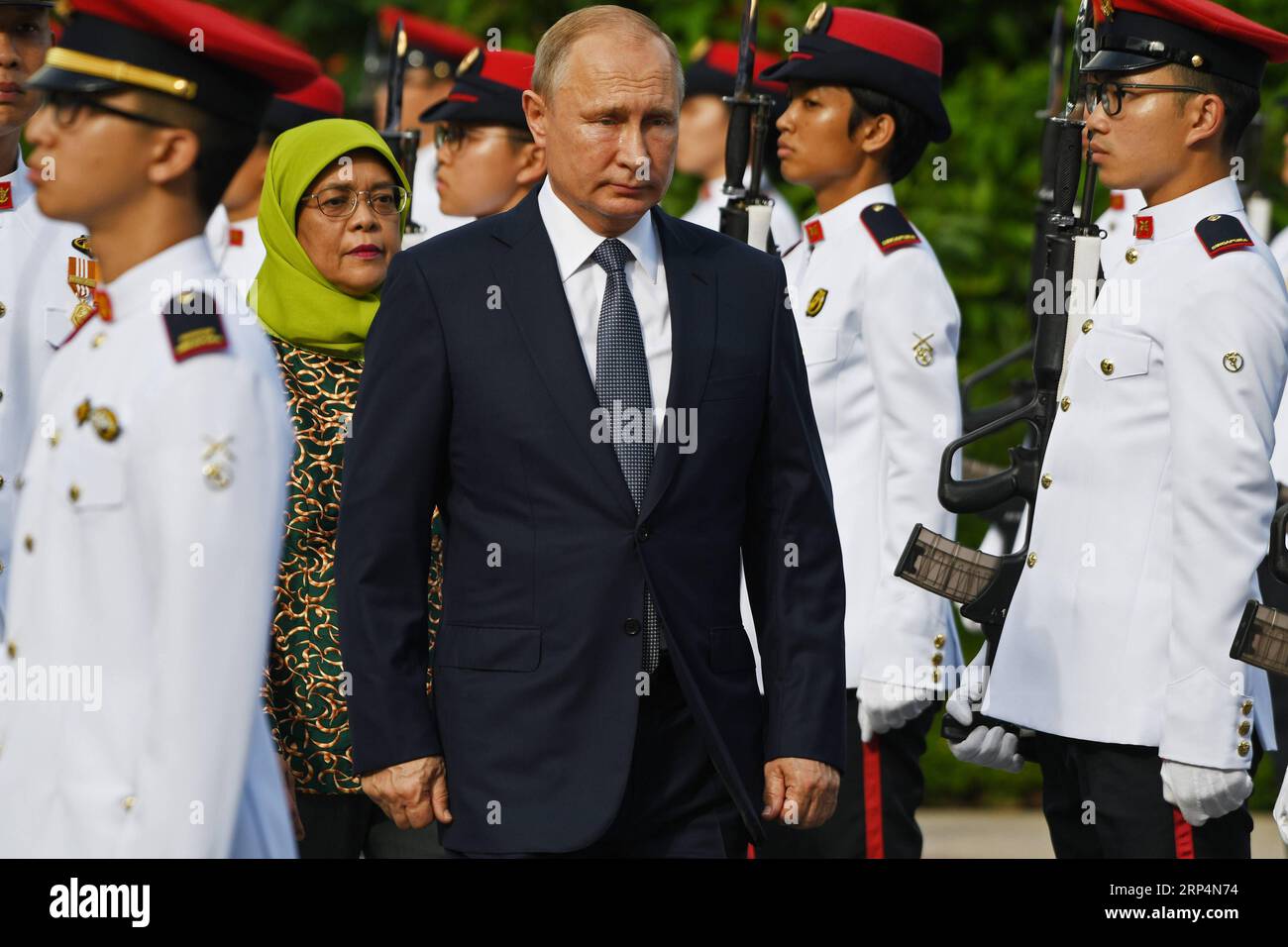 (181113) -- SINGAPORE, 13 novembre 2018 -- il presidente singaporiano Halimah Yacob e il presidente russo Vladimir Putin partecipano alla cerimonia di benvenuto tenutasi a Singapore il 13 novembre 2018. )(dh) SINGAPORE-PUTIN-VISITA ThenxChihxWey PUBLICATIONxNOTxINxCHN Foto Stock