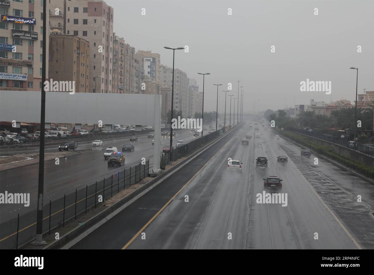 (181114) -- KUWAIT CITY, 14 novembre 2018 -- le auto guidano sotto la pioggia in una strada a Kuwait City, Kuwait, il 14 novembre 2018. Il Kuwait mercoledì ha sospeso il lavoro in tutti i ministeri, le istituzioni statali, le facoltà e le scuole come passo precauzionale per far fronte a condizioni meteorologiche instabili in tutto il paese. ) (hy) KUWAIT-KUWAIT CITY-UNSTABLE WEATHER-RAIN NiexYunpeng PUBLICATIONxNOTxINxCHN Foto Stock