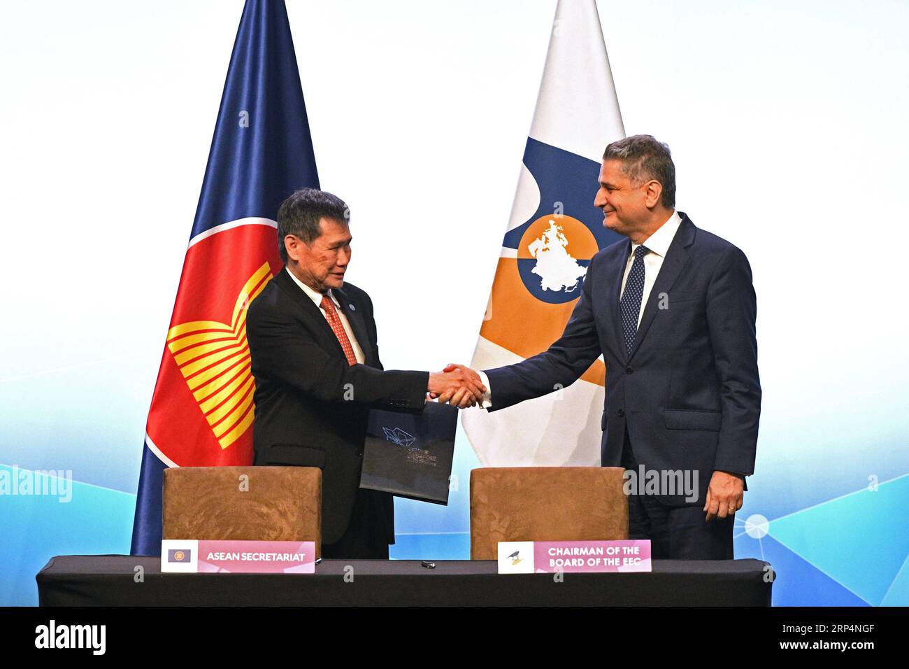 (181114) -- SINGAPORE, 14 novembre 2018 -- il segretario generale dell'ASEAN Lim Jock Hoi (L) e il presidente del Consiglio di amministrazione della Commissione economica eurasiatica (CEE) Tigran Sargsyan partecipano alla cerimonia di firma di un memorandum d'intesa di cooperazione economica tra l'ASEAN e la CEE, durante il 33° vertice ASEAN e le relative riunioni tenutesi al Suntec International Convention and Exhibition Centre di Singapore, il 14 novembre 2018. ) (hy) SINGAPORE-ASEAN-CEE-MOU-SIGNING ThenxChihxWey PUBLICATIONxNOTxINxCHN Foto Stock