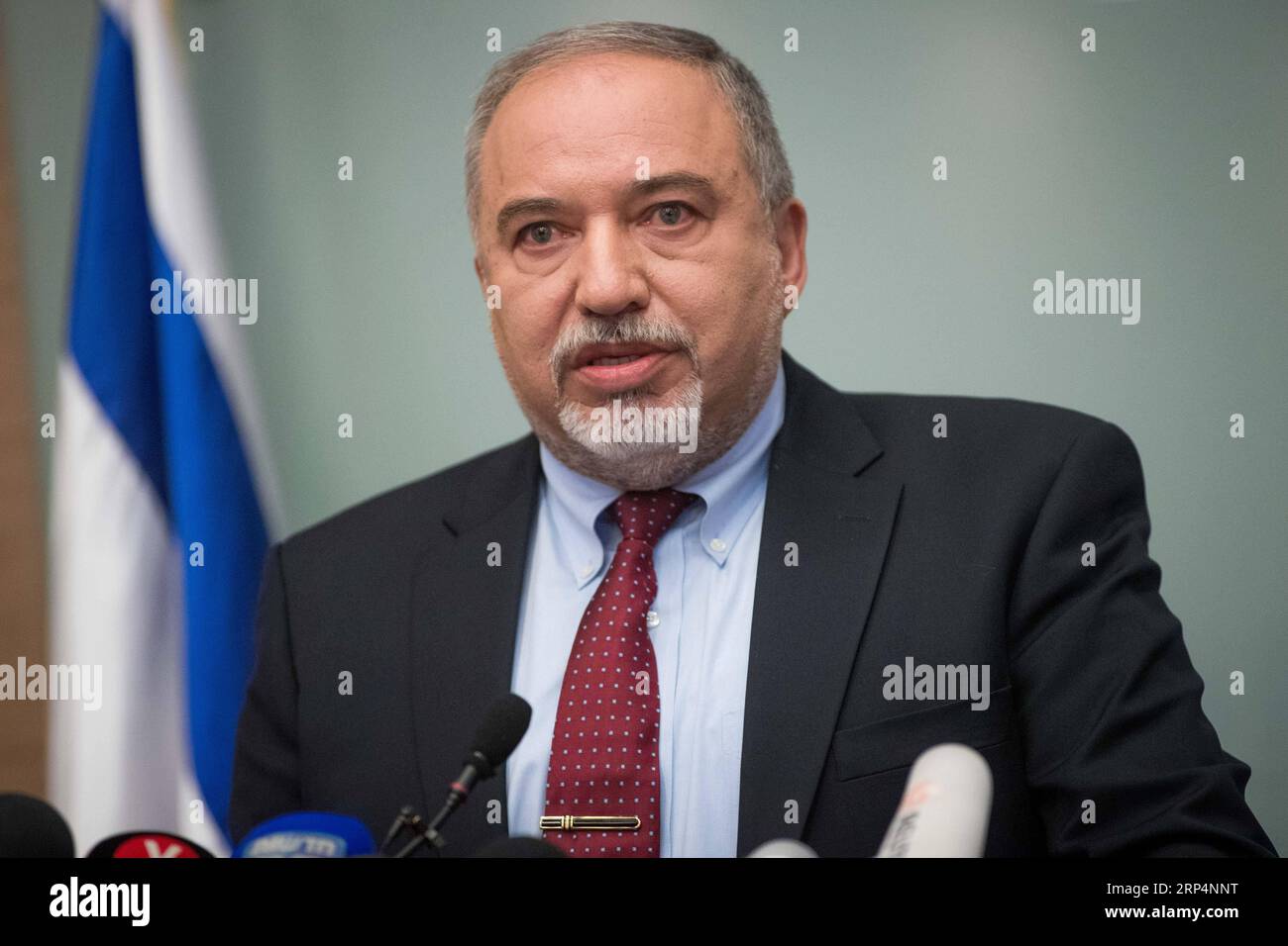 (181114) -- GERUSALEMME, 14 novembre 2018 -- il ministro della difesa israeliano Avigdor Lieberman parla durante una conferenza stampa a Gerusalemme, il 14 novembre 2018. Avigdor Lieberman si è dimesso dal governo mercoledì, ribadendo che il governo manca di mano dura contro Hamas di Gaza. ) MIDEAST-GERUSALEMME-ISRAELE-MINISTRO DELLA DIFESA-DIMISSIONI JINI PUBLICATIONXNOTXINXCHN Foto Stock