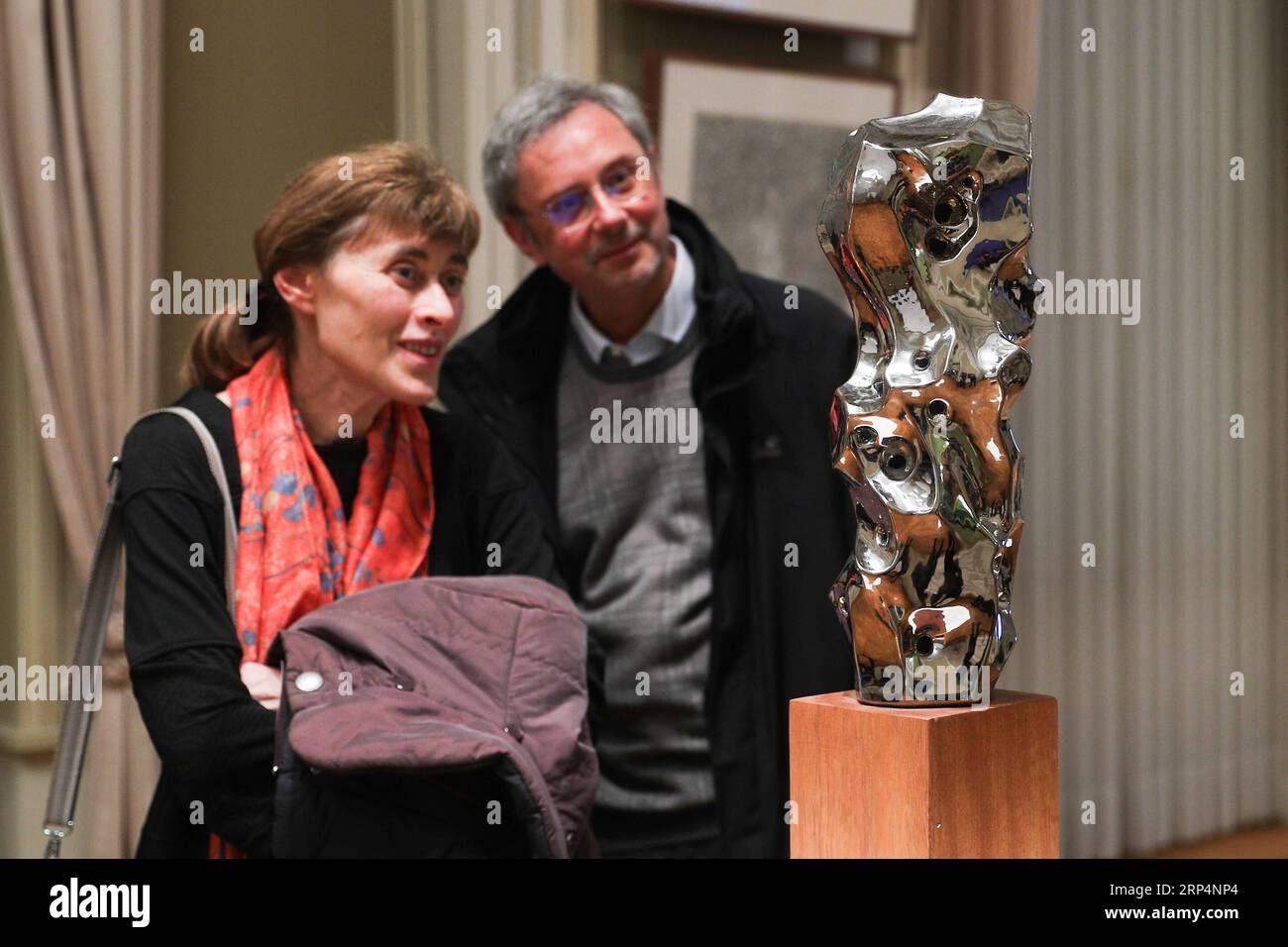 (181114) -- BRUXELLES, 14 novembre 2018 -- i visitatori vedono il lavoro di Kang Qing Learn by Other Men's Mistakes alla mostra The Wind from the Sea - Modern Aesthetics of Shanghai School and Youth Art in China Cultural Center, Bruxelles, Belgio, il 14 novembre 2018. La mostra, che durerà fino al 15 gennaio 2019, presenta opere contemporanee di 27 giovani artisti. BELGIO-BRUXELLES-MOSTRA-IL VENTO DAL MARE ZHENGXHUANSONG PUBLICATIONXNOTXINXCHN Foto Stock