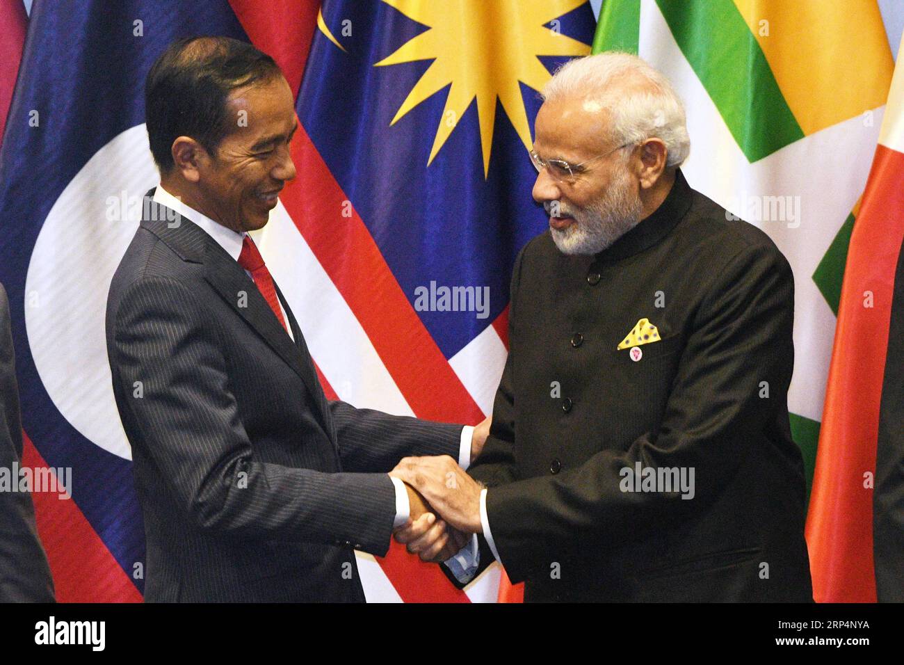 (181114) -- SINGAPORE, 14 novembre 2018 -- il primo ministro indiano Narendra modi (R) e il presidente indonesiano Joko Widodo partecipano al secondo vertice del partenariato economico globale regionale (RCEP) a Singapore il 14 novembre 2018. ) (nxl) SINGAPORE-RCEP-SUMMIT ThenxChihxWey PUBLICATIONxNOTxINxCHN Foto Stock