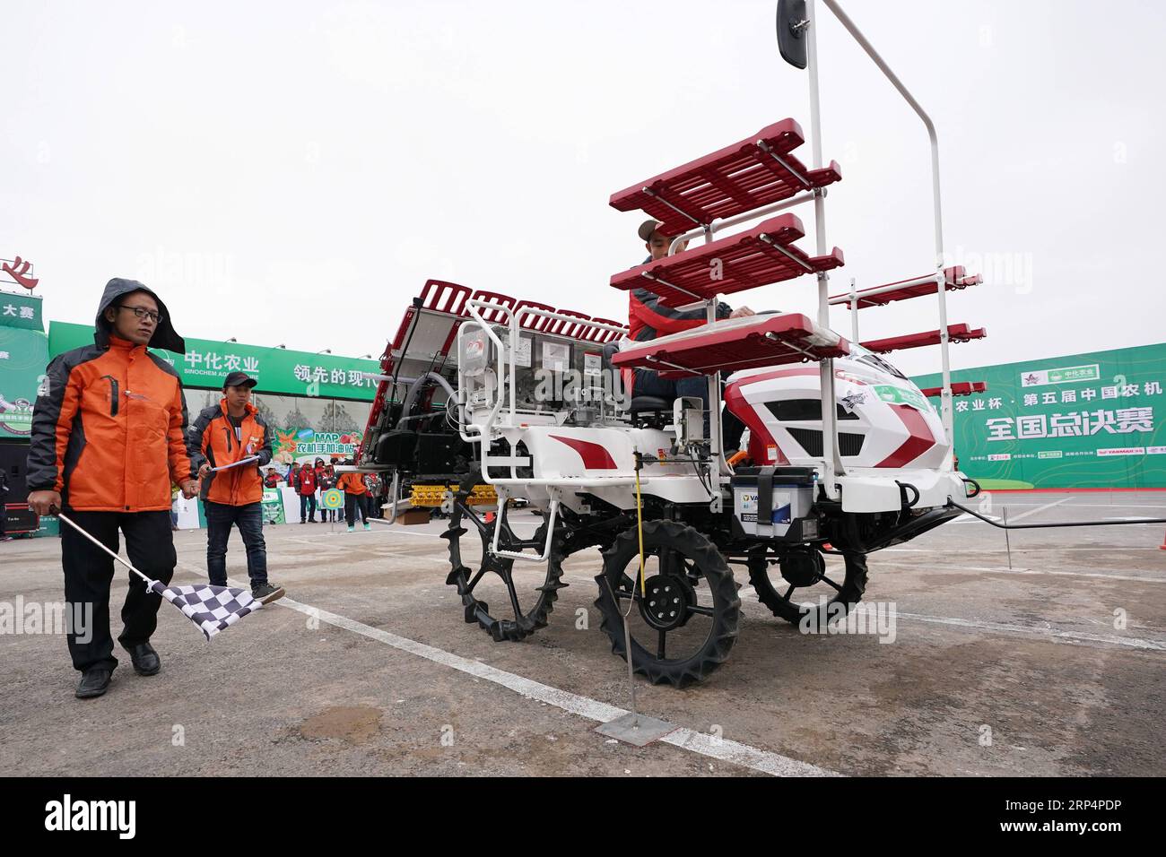 (181115) -- PECHINO, 15 novembre 2018 -- Un concorrente prende parte alla finale del quinto Master of Machine contest a Pechino, capitale della Cina, 15 novembre 2018. ) (Gxn) CHINA-BEIJING-AGRICULTURAL MACHINES-CONTEST (CN) JuxHuanzong PUBLICATIONxNOTxINxCHN Foto Stock