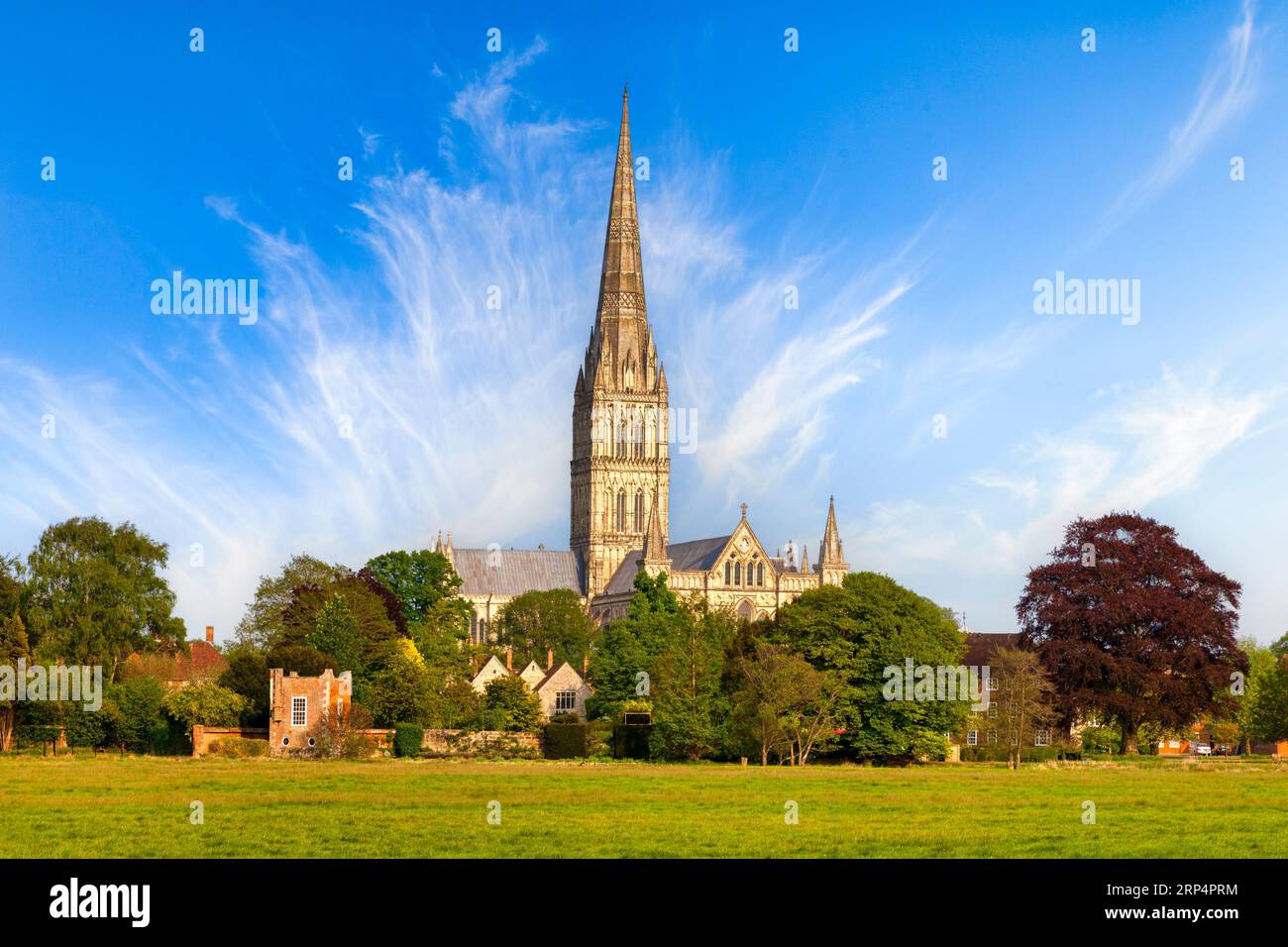 Salisbury Cathedral, considerata da molti l'edificio più bello d'Inghilterra, in un bel giorno primaverile. È stato costruito tra il 1310 e il 1330, e ha Foto Stock