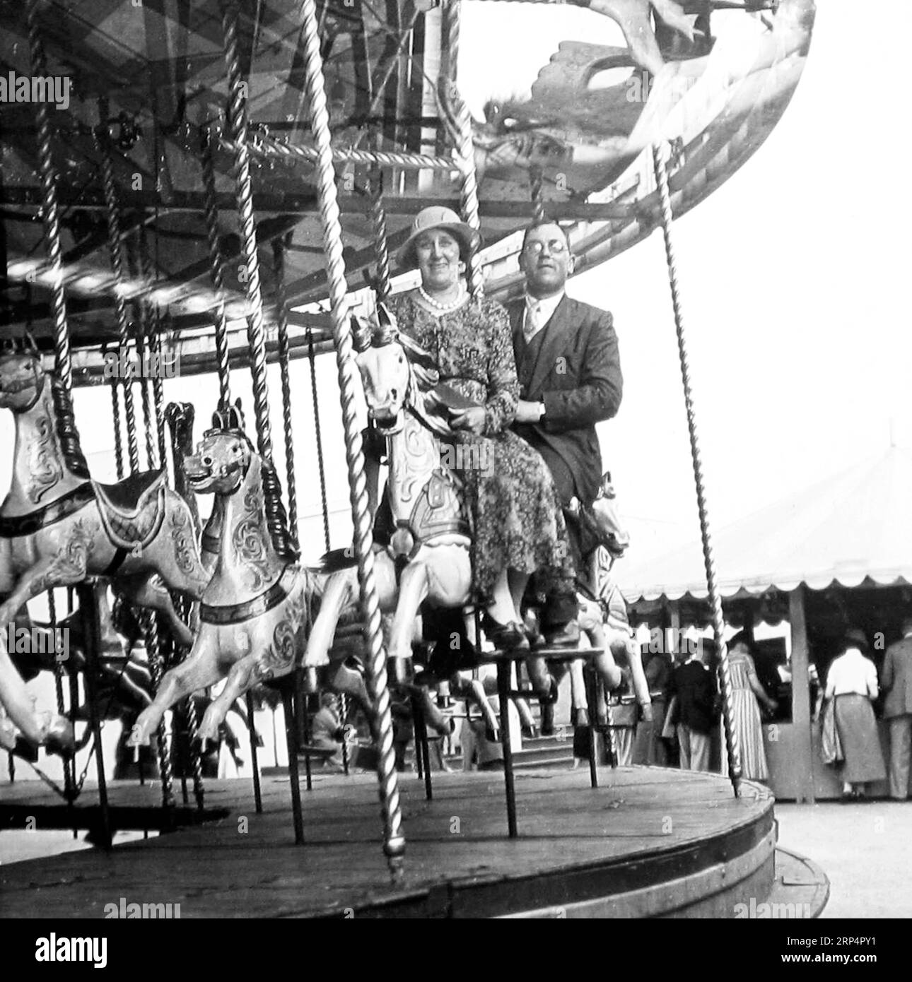 I galoppi cavalcano in una fiera, probabilmente 1940 Foto Stock