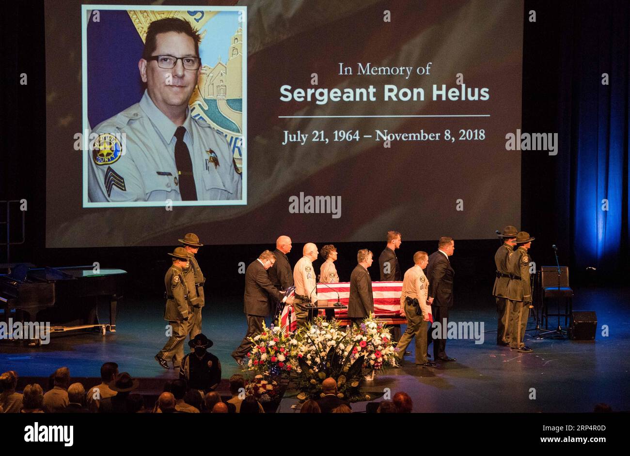 (181116) -- WESTLAKE VILLAGE, 16 novembre 2018 -- la gente partecipa al servizio commemorativo del sergente Ron Helus, ucciso in confronto con il tiratore, a Westlake Village, California, Stati Uniti, il 15 novembre, 2018. ) (jmmn) SERVIZIO DI TIRO ALLA RAMPAGE-MEMORIAL QianxWeizhong PUBLICATIONxNOTxINxCHN Foto Stock