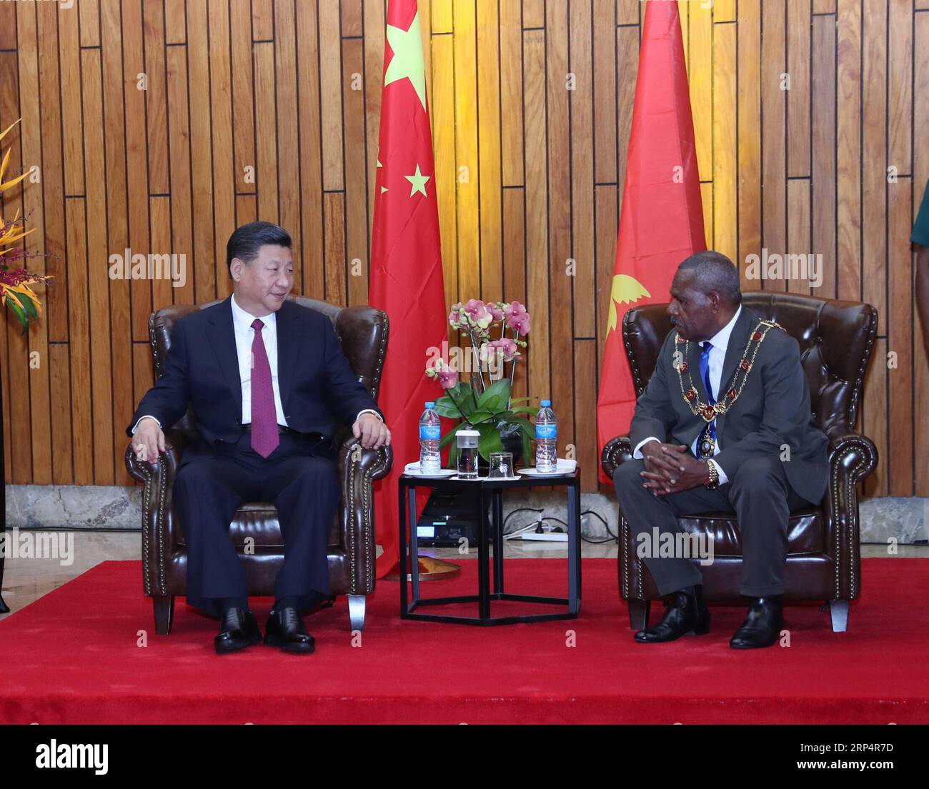 (181116) -- PORT MORESBY, 16 novembre 2018 -- il presidente cinese Xi Jinping (L) incontra il governatore generale della Papua nuova Guinea (PNG) Bob Dadae a Port Moresby, PNG, il 16 novembre 2018. ) (LMM) PAPUA NUOVA GUINEA-CINA-XI JINPING-GOVERNATORE-ASSEMBLEA GENERALE JUXPENG PUBLICATIONXNOTXINXCHN Foto Stock