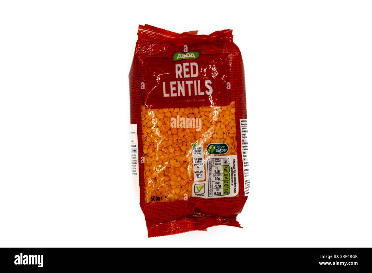Irvine, Scozia, Regno Unito-21 luglio 2023: Lenticchie rosse con marchio Asda in imballaggi di plastica che non sono ancora stati riciclati. L'immagine mostra grafici pertinenti, Foto Stock