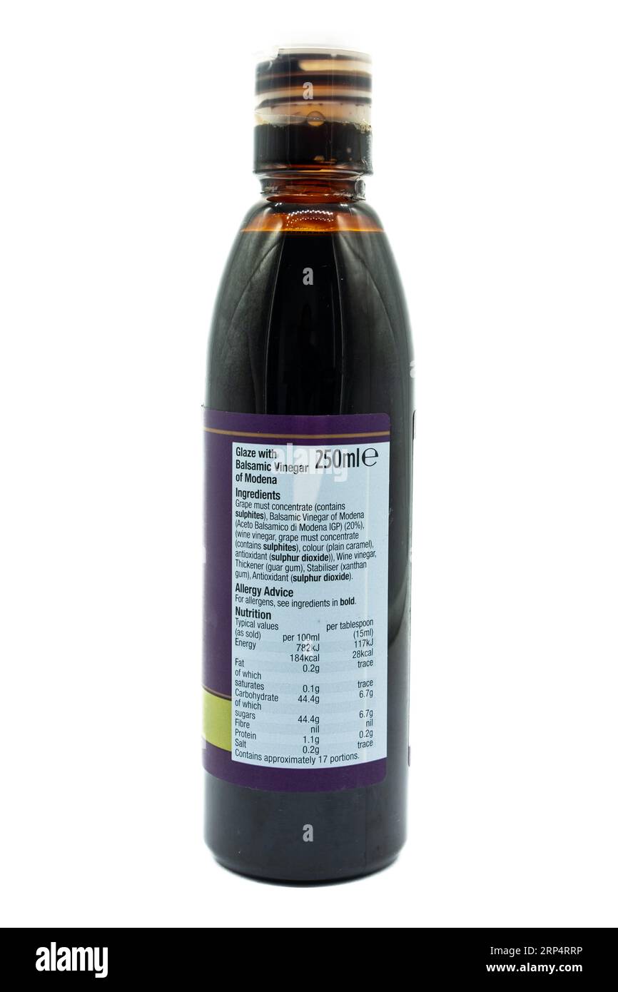 Irvine, Scozia, Regno Unito-21 luglio 2023: Glassa con marchio Morrisons e aceto balsamico di Modena in una bottiglia di plastica riciclabile e un tappo con grafica Foto Stock