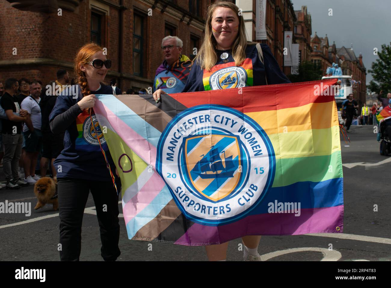 Sfilata del Manchester Pride 2023. Manchester City Women Supporters Club, calcio, con banner. Tema Queerly Beloved. REGNO UNITO Foto Stock