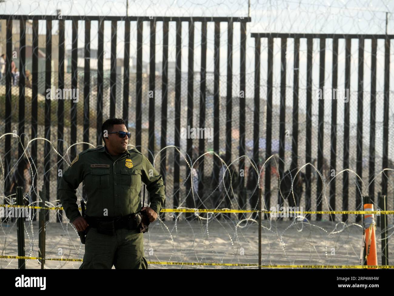 (181119) -- LOS ANGELES, 19 novembre 2018 -- Un agente della pattuglia di frontiera degli Stati Uniti si trova di fronte alla barriera di confine che divide gli Stati Uniti e il Messico a San Diego, California, Stati Uniti, 17 novembre 2018. Gli ufficiali della dogana e della protezione delle frontiere (CBP) degli Stati Uniti hanno intensificato i preparativi al confine tra Stati Uniti e Messico a San Diego, in California, per l'arrivo di massicce carovane di migranti centroamericani. )(wyo) U.S.-SAN DIEGO-BORDER FENCE-MIGRANTS ZhaoxHanrong PUBLICATIONxNOTxINxCHN Foto Stock