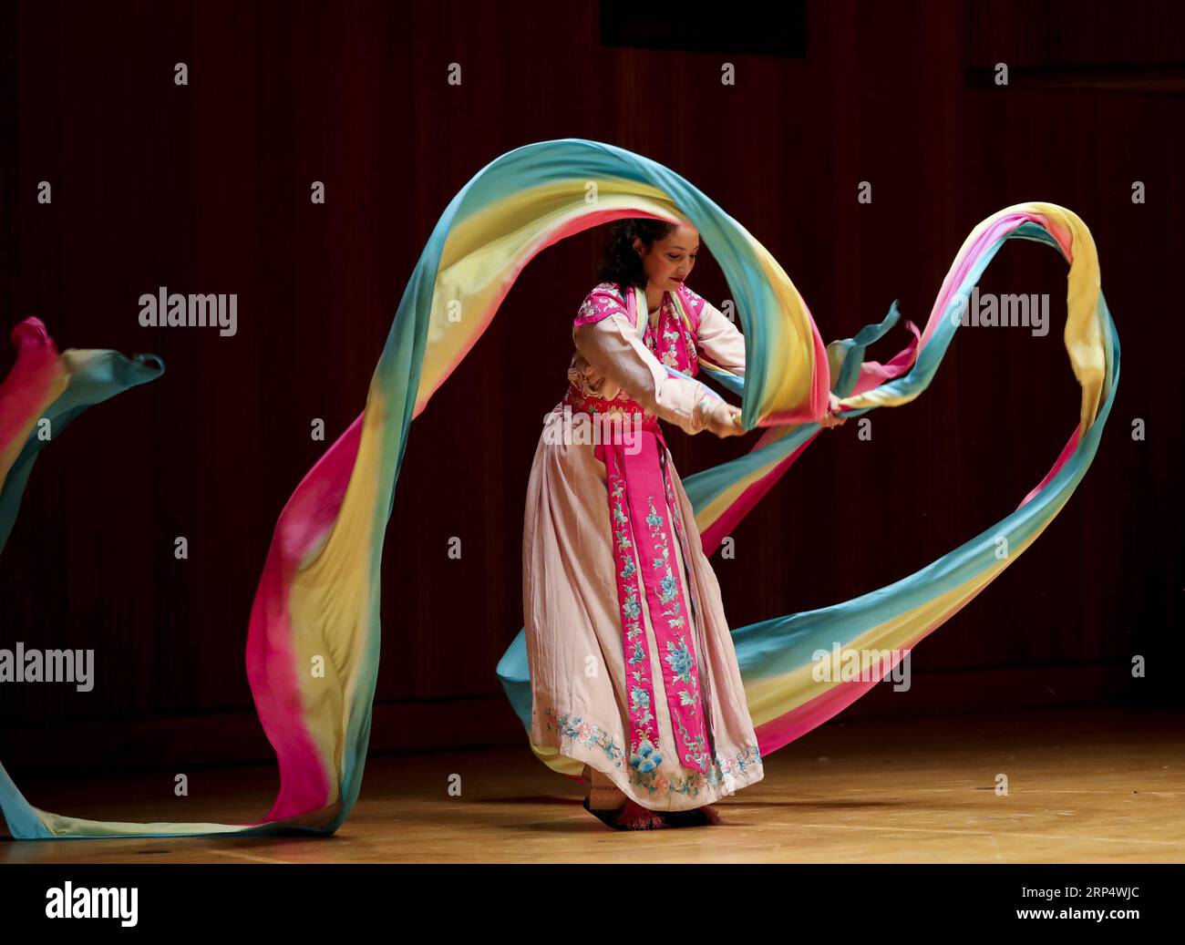 (181119) -- NEW YORK, 19 novembre 2018 -- Carrie Feyerabend del Confucio Institute of Chinese Opera (CICO) della Binghamton University (BU) esegue gli Heavenly Maid Scatters Blossoms durante lo spettacolo intitolato Amazing Chinese Opera presso l'Università di Buffalo, città dello Stato di New York, Stati Uniti, 16 novembre 2018. PER ANDARE CON la caratteristica: L'antica Opera di Pechino trova nuovi fan a New York. ) (clq) U.S.-NEW YORK-CHINESE PEKING OPERA-FEATURE WangxYing PUBLICATIONxNOTxINxCHN Foto Stock
