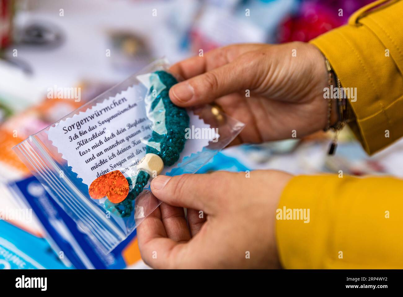Finsterwalde, Germania. 3 settembre 2023. Annalena Baerbock (Bündnis 90/die Grünen), ministro degli affari esteri, ha scelto un worryworm presso lo stand del "gruppo di autoaiuto contro il cancro". Con il motto "qui la musica suona", il primo giorno del Brandeburgo dopo il 2018 si svolgerà questo fine settimana a Finsterwalde, una città con 17.000 abitanti. Crediti: Frank Hammerschmidt/dpa/Alamy Live News Foto Stock