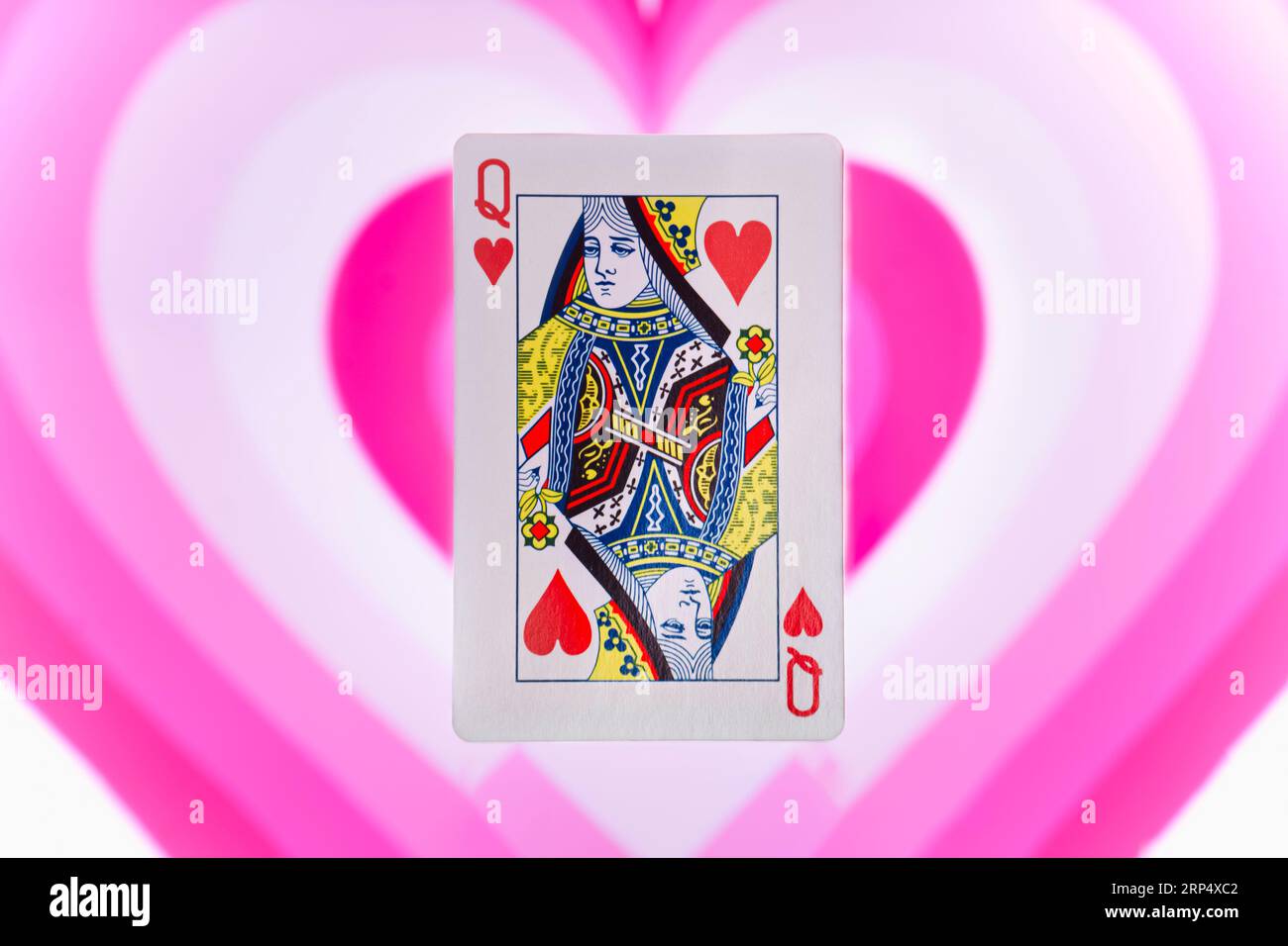 La Regina dei cuori gioca a carte con una bella foto di sfondo Foto Stock