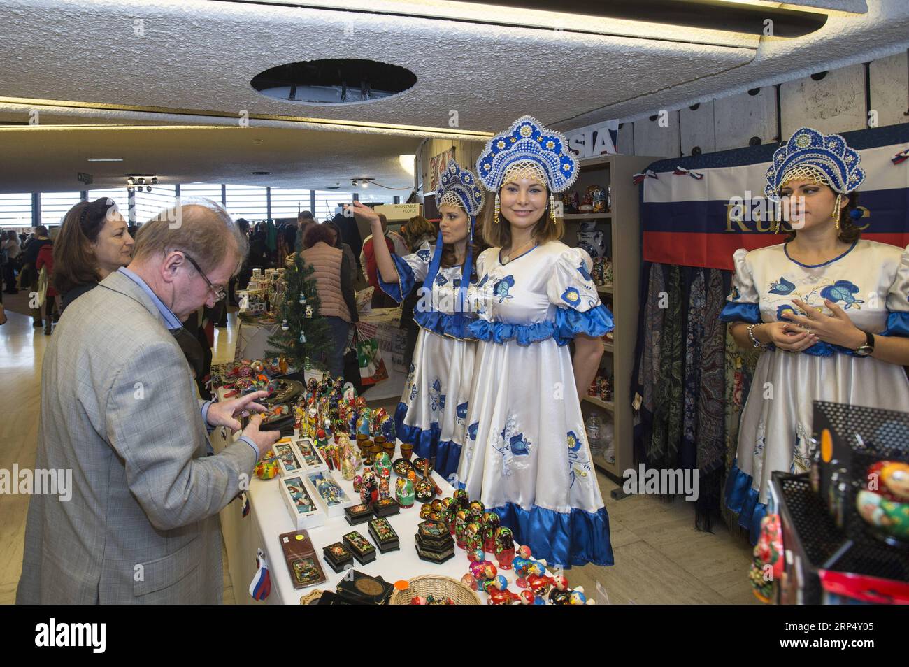 (181120) -- GINEVRA, 20 novembre 2018 -- le persone visitano un Bazaar di beneficenza al Palais des Nations di Ginevra, in Svizzera, il 20 novembre 2018. La United Nations Women S Guild (UNWG) ha organizzato l'annuale associazione internazionale Bazaar martedì per raccogliere fondi per i bambini svantaggiati in tutto il mondo. SVIZZERA-GINEVRA-CHARITY BAZAAR XuxJinquan PUBLICATIONxNOTxINxCHN Foto Stock