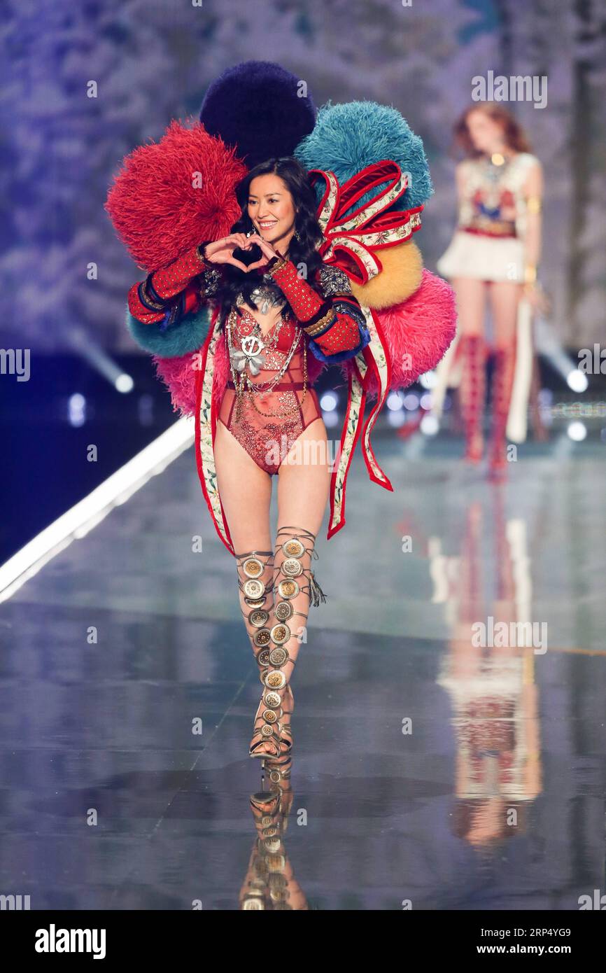 (181121) -- PECHINO, 21 novembre 2018 -- la foto del file scattata il 20 novembre 2017 mostra la modella cinese Liu Wen che presenta una creazione durante il Victoria 's Secret Fashion Show del 2017 nella Shanghai orientale della Cina. Dal 1978, quando la Cina ha iniziato la sua riforma e la sua politica di apertura, è stata aperta una porta verso il mondo esterno. Insieme alle materie prime importate, le idee di moda inevitabilmente scivolarono in Cina e da allora il paese, che era in qualche modo privo di diversità di moda, iniziò il suo viaggio per perseguire la moda. Negli ultimi quattro decenni, la sete di bellezza ha spinto i cinesi a perseguire ogni possibile f Foto Stock