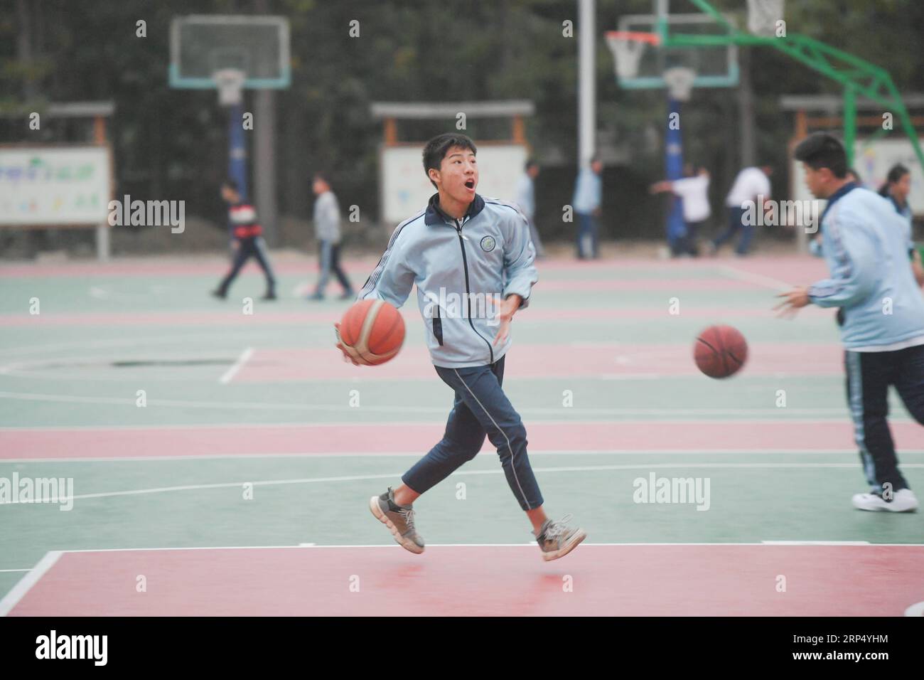 (181121) -- SHISHI, 21 novembre 2018 -- gli studenti frequentano la lezione di basket alla scuola sperimentale di Jinfeng a Shishi City, provincia del Fujian della Cina sud-orientale, 20 novembre 2018. Più di 40 scuole forniscono formazione extracurricolare agli studenti i cui genitori sono ancora al lavoro quando la scuola è finita a Shishi. )(wsw) CHINA-FUJIAN-SHISHI-AFTER-SCHOOL SERVICES (CN) SongxWeiwei PUBLICATIONxNOTxINxCHN Foto Stock