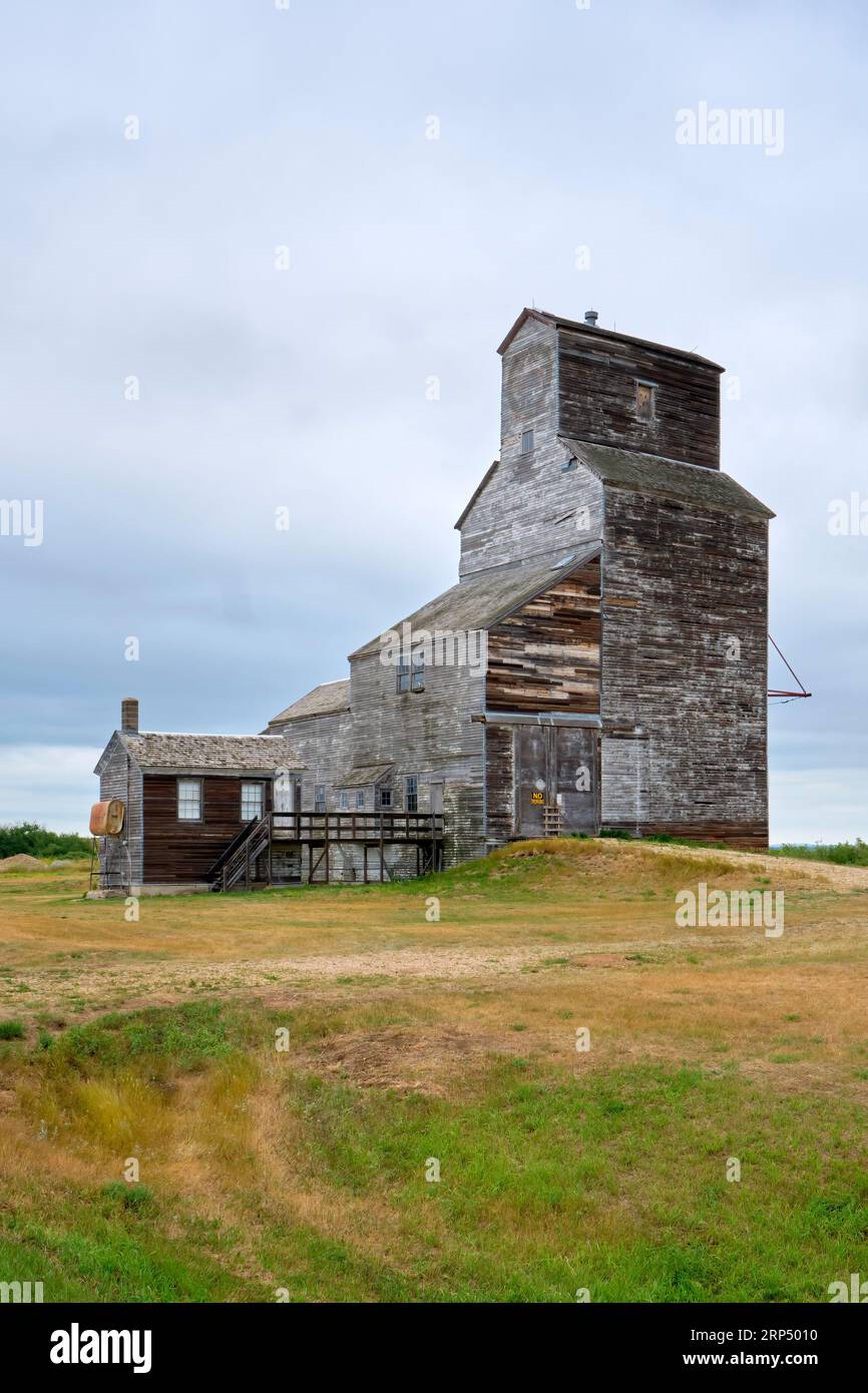 Ascensore Federal Grain vintage indossato dalle condizioni meteorologiche situato a Horizon, Saskatchewan. Foto Stock