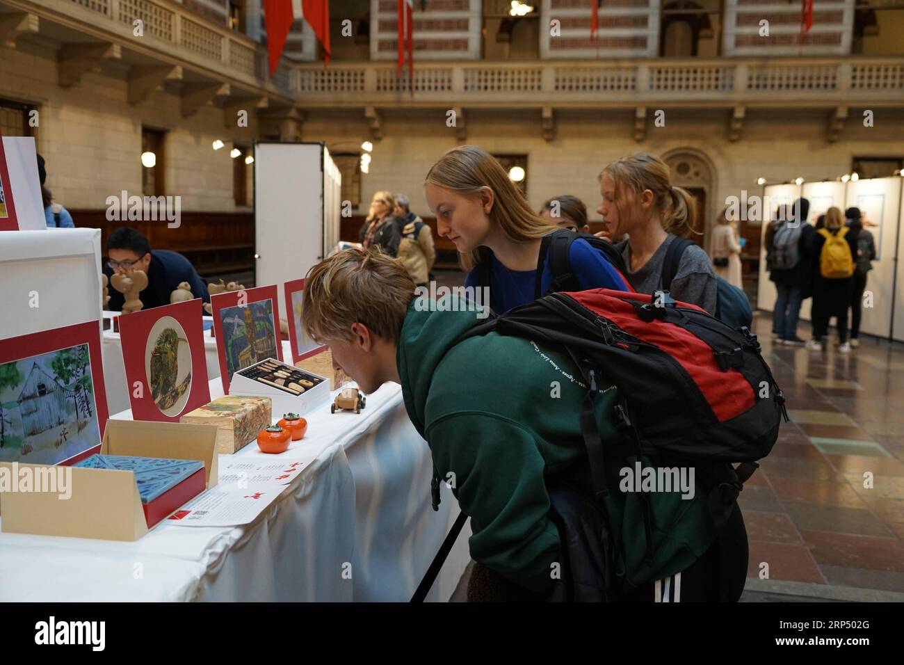 (181121) -- COPENAGHEN, 21 novembre 2018 -- le persone visitano la mostra di eccezionali disegni culturali tradizionali cinesi e i 24 termini solari Creative Designs, a Copenaghen, Danimarca, il 21 novembre 2018. La mostra è iniziata qui mercoledì. ) DANIMARCA-COPENHAGEN-CHINA-DESIGNS-EXHIBITION HouxYankun PUBLICATIONxNOTxINxCHN Foto Stock