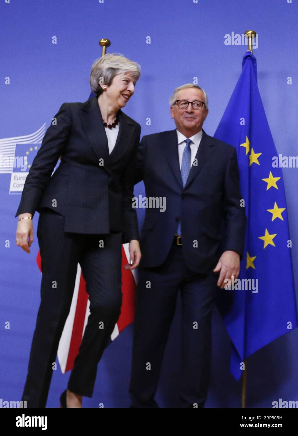 (181121) -- BRUXELLES, 21 novembre 2018 -- il presidente della Commissione europea Jean-Claude Juncker (R) incontra il primo ministro britannico Theresa May a Bruxelles, in Belgio, il 21 novembre 2018. ) BELGIO-BRUXELLES-COMMISSIONE EUROPEA-PRESIDENTE-REGNO UNITO-PM-RIUNIONE YEXPINGFAN PUBLICATIONXNOTXINXCHN Foto Stock