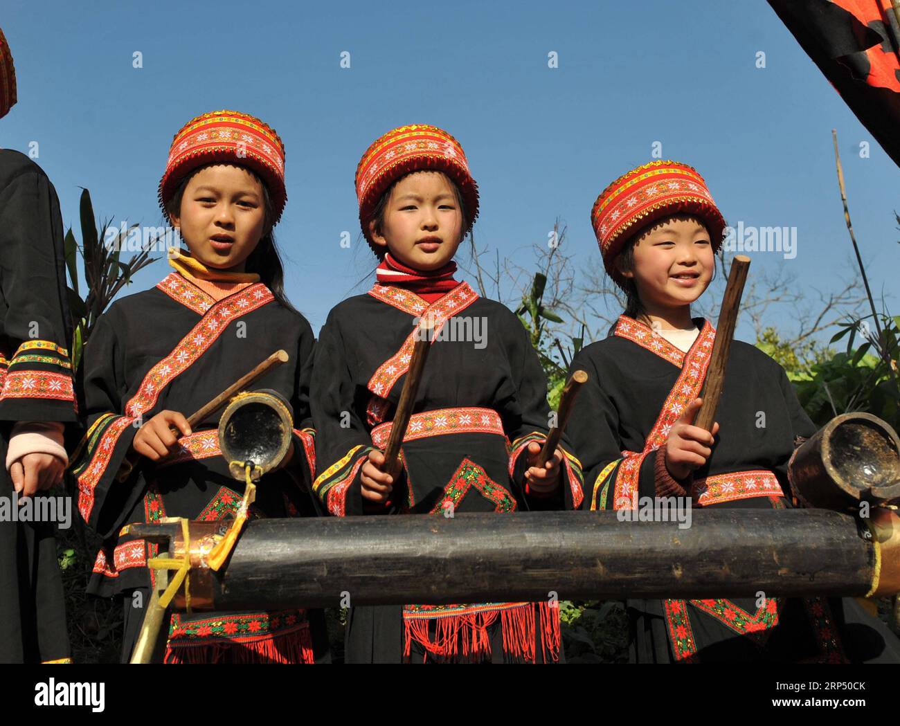 (181122) -- NANNING, 22 novembre 2018 -- persone che indossano costumi tradizionali cantano durante un evento nel villaggio Shikou della contea autonoma di Gongcheng Yao, nella regione autonoma del Guangxi Zhuang della Cina meridionale, 23 febbraio 2013. Il Guangxi è una regione multietnica e alla gente piace indossare costumi etnici per partecipare ai loro festival tradizionali. I costumi con un modello e uno stile unici riflettono culture etniche diversificate. )(wsw) CINA-GUANGXI-GRUPPO ETNICO-COSTUMI (CN) ZhouxHua PUBLICATIONxNOTxINxCHN Foto Stock