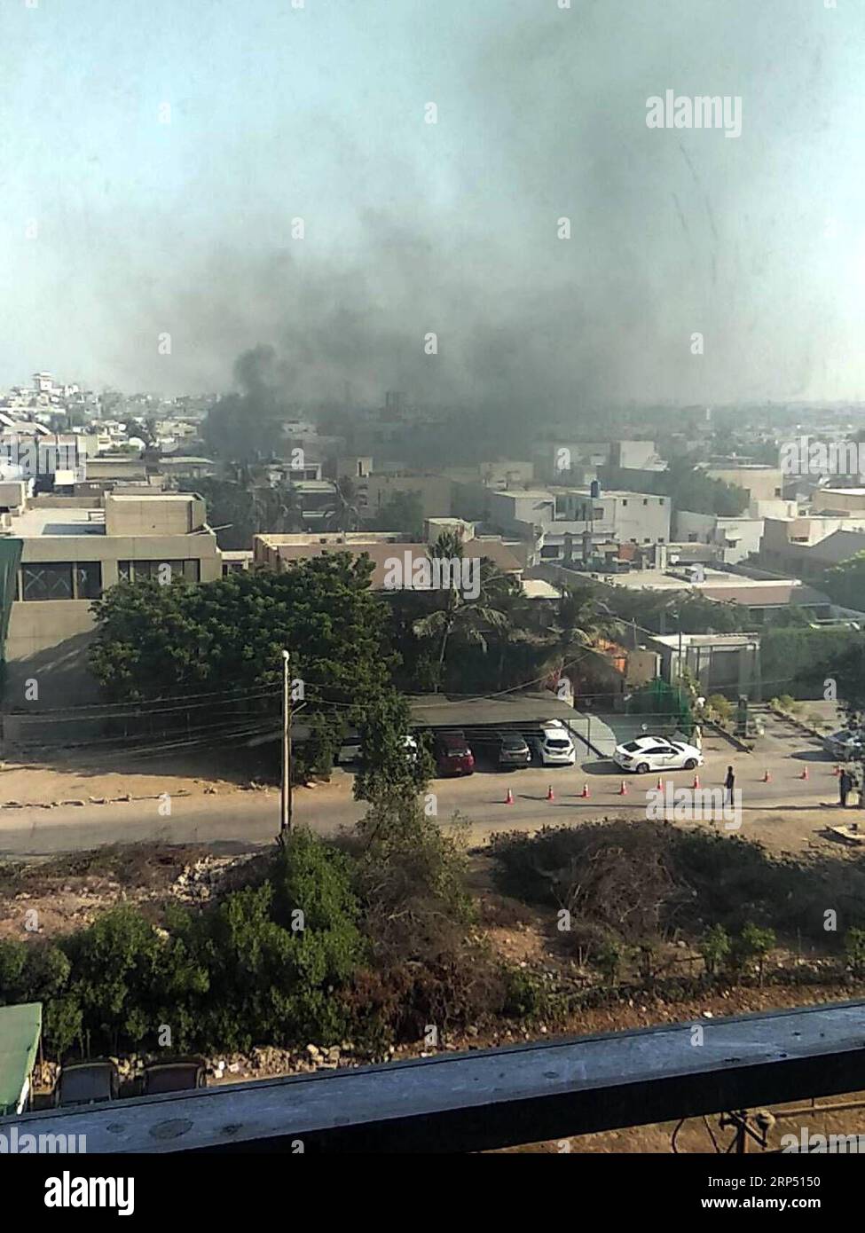 (181123) -- KARACHI, 23 novembre 2018 -- la foto scattata dal telefono cellulare mostra l'aumento del fumo dal sito di attacco a Karachi, Pakistan, il 23 novembre 2018. Almeno cinque persone, tra cui due poliziotti, sono state uccise venerdì mattina in un attacco terroristico nella zona diplomatica di Karachi, hanno detto funzionari della polizia e dell'ospedale. )(clq) PAKISTAN-KARACHI-ATTACCO TERRORISTICO Stringer PUBLICATIONxNOTxINxCHN Foto Stock