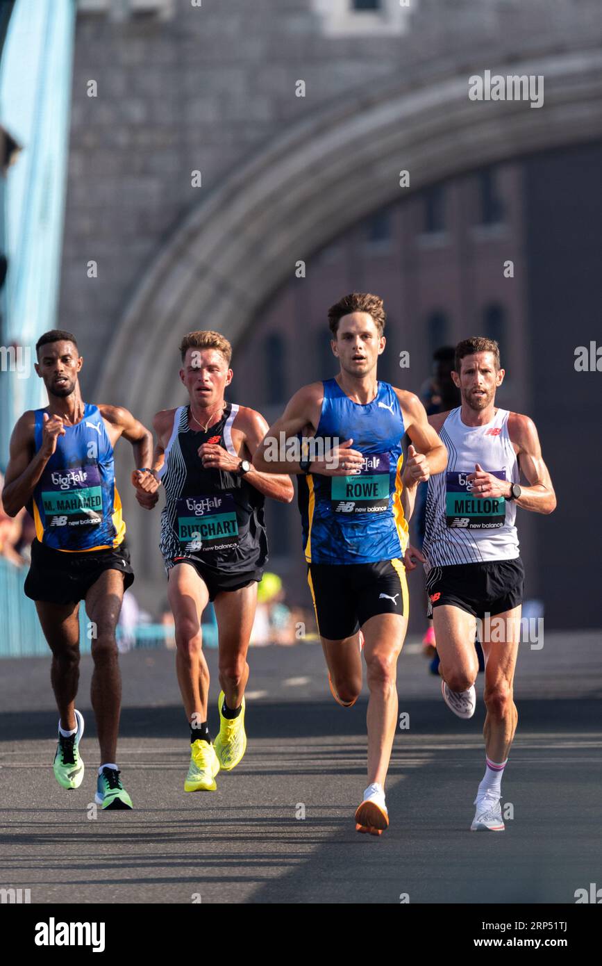 Jack Rowe, Andrew Butchart, Jonny Mellor, Mahamed Mahamed gareggiando nella Big Half, mezza maratona organizzata da London Marathon Events. Linee di associazione Foto Stock