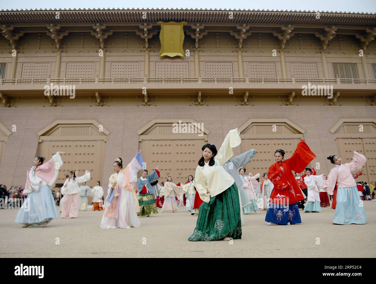 (181124) - XI AN, 24 novembre 2018 -- persone che indossano Hanfu, costume tradizionale cinese, si esibiscono durante un evento di fronte alla porta Danfeng del Daming Palace National Heritage Park a Xi An, provincia dello Shaanxi della Cina nord-occidentale, 24 novembre 2018. Più di 400 amanti di Hanfu hanno partecipato all'evento per promuovere la cultura tradizionale cinese. )(wsw) CHINA-SHAANXI-XI AN-HANFU (CN) LiuxXiao PUBLICATIONxNOTxINxCHN Foto Stock