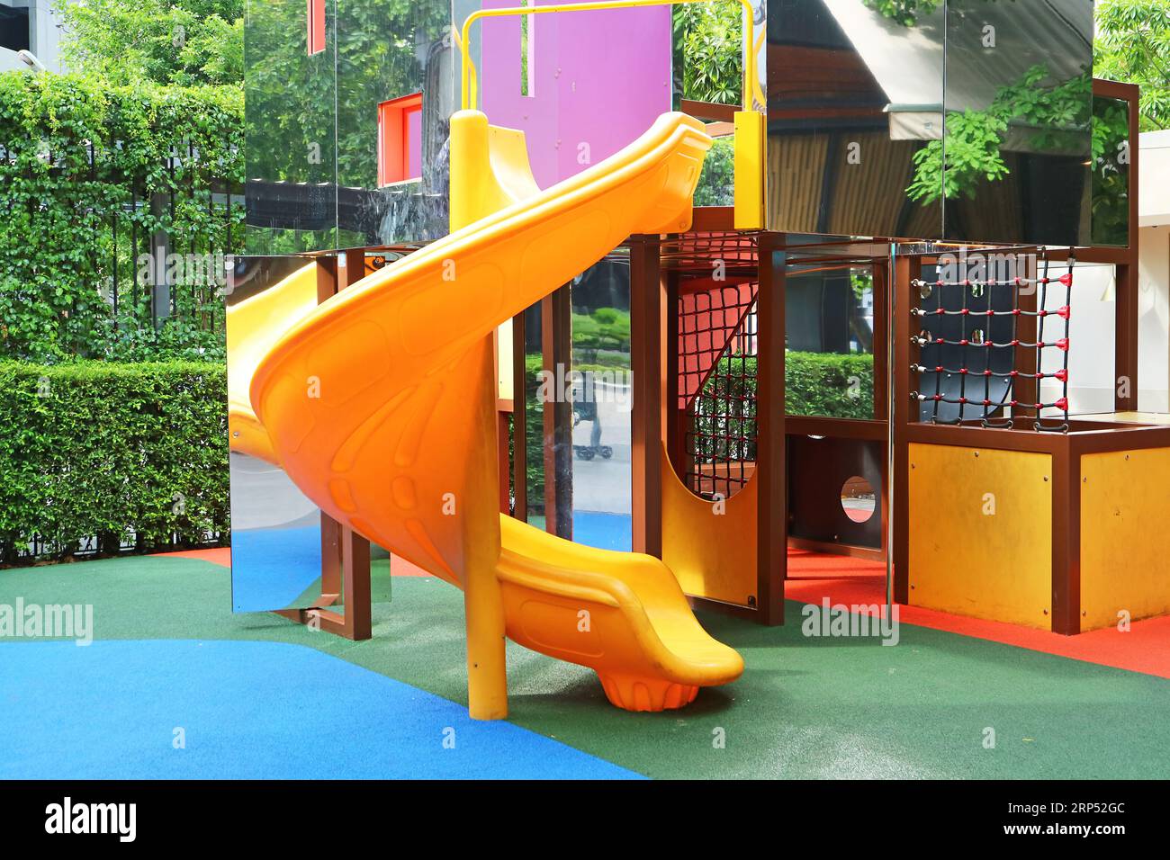 Colorato parco giochi urbano per bambini in un parco pubblico Foto Stock