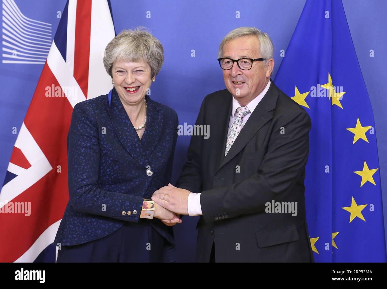 (181124) -- BRUXELLES, 24 novembre 2018 -- il presidente della Commissione europea Jean-Claude Juncker (R) stringe la mano al primo ministro britannico Theresa May durante la riunione a Bruxelles, in Belgio, il 24 novembre 2018. Le prossime 72 ore sono cruciali nei negoziati sulla Brexit tra la Gran Bretagna e l'Unione europea (UE), ha detto giovedì il primo ministro Theresa May alla camera dei comuni. BELGIO-BRUXELLES-COMMISSIONE EUROPEA-JUNCKER-UK-MAGGIO-RIUNIONE YEXPINGFAN PUBLICATIONXNOTXINXCHN Foto Stock