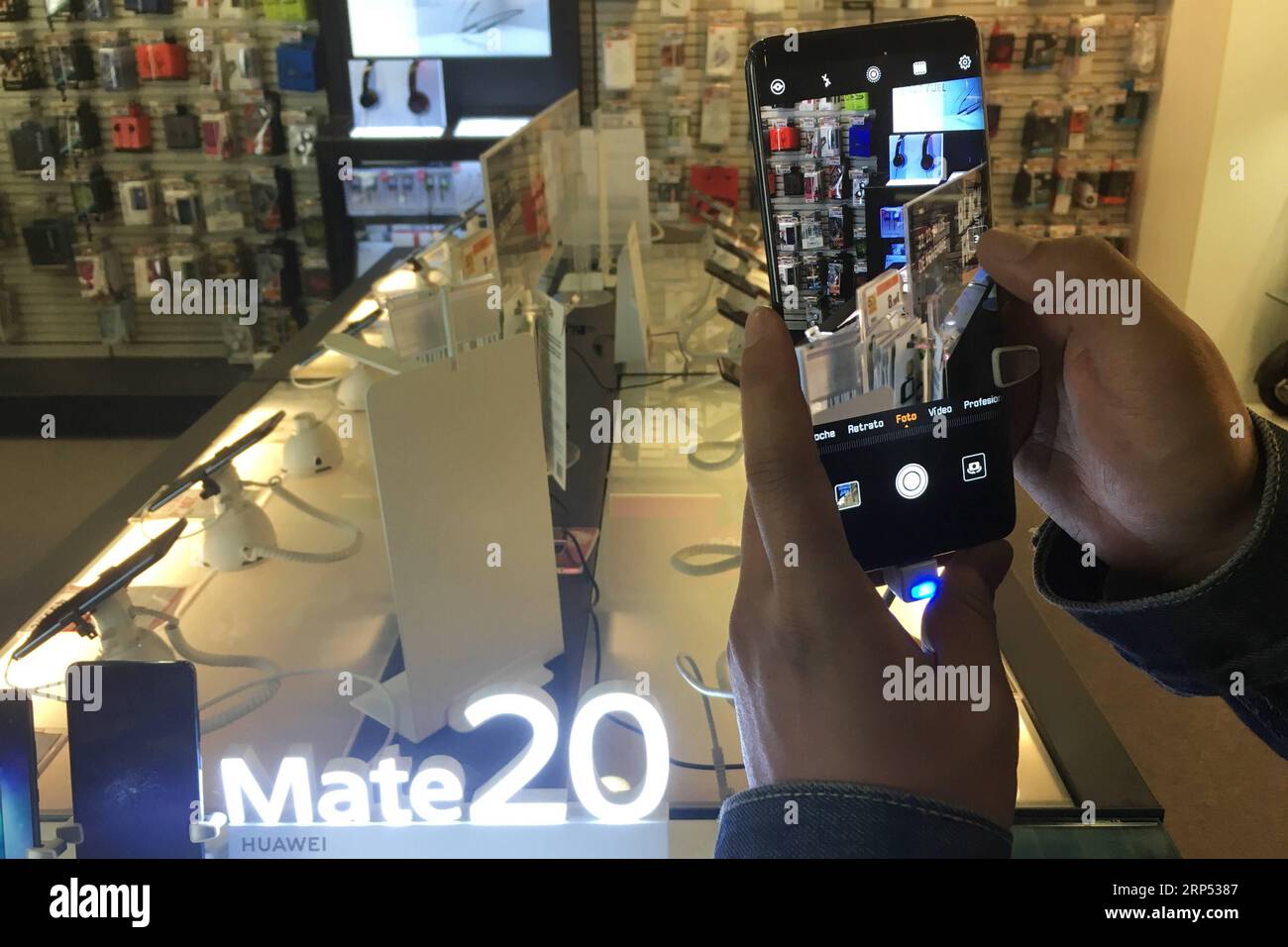 (181125) -- MADRID, 25 novembre 2018 -- la gente prova uno smartphone Huawei in un centro commerciale a Barcellona, Spagna, il 25 novembre 2018. Sempre più consumatori spagnoli accettano marchi high-tech cinesi, che ora possono essere visti nella vita quotidiana in tutta la Spagna. ) SPAIN-CHINESE-HIGH-TECH-BRANDS ZhengxHuansong PUBLICATIONxNOTxINxCHN Foto Stock