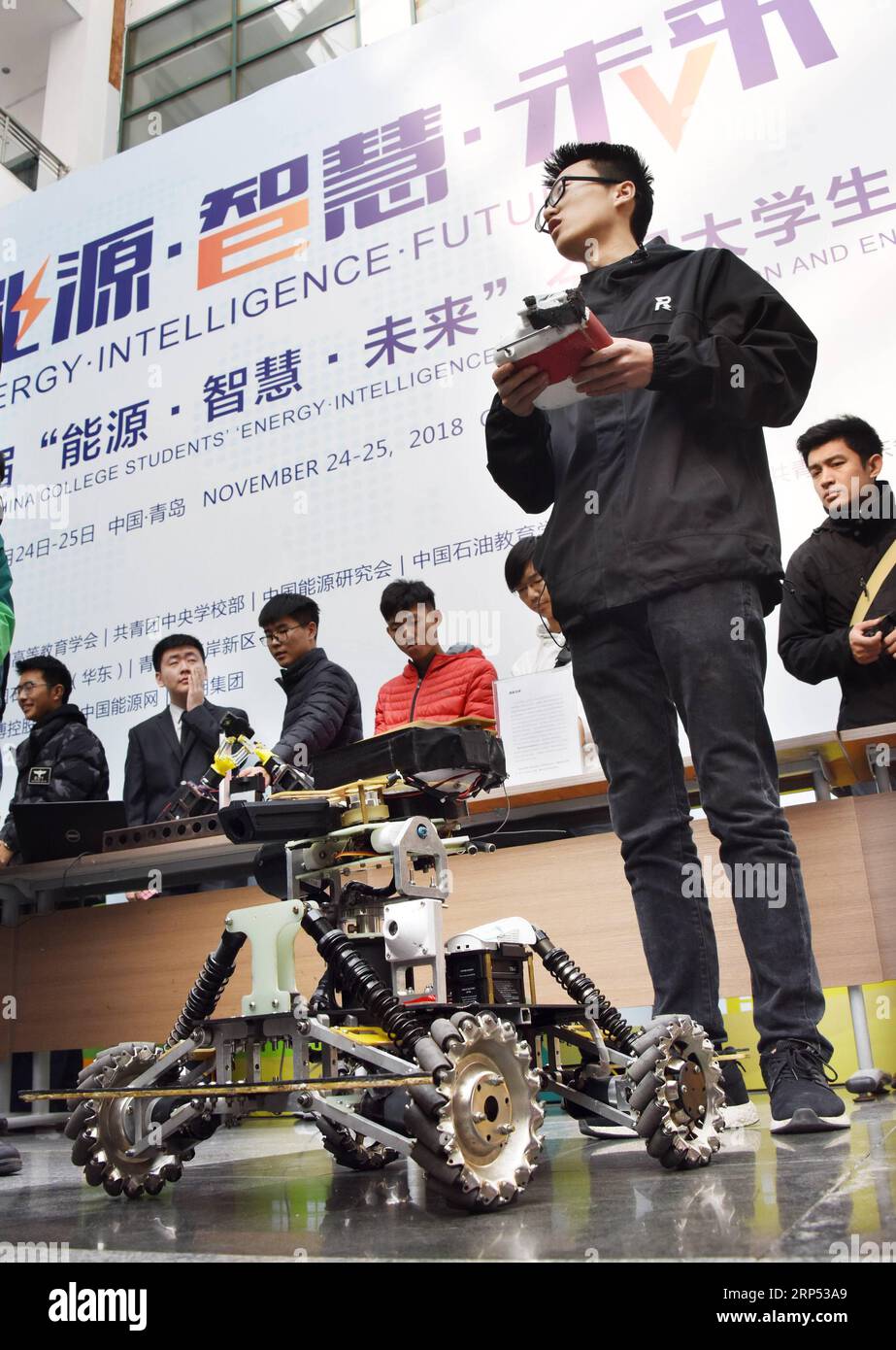 (181125) -- QINGDAO, 25 novembre 2018 -- studenti della China University of Petroleum presentano robot di ricognizione durante il 1 ° China College Students Energy, Intelligence and Future Innovation and Entrepreneurship Competition a Qingdao, East China S Shandong Province, 25 novembre 2018. Più di mille studenti di 91 università hanno portato le loro creazioni per partecipare al concorso. )(wsw) CHINA-SHANDONG-UNIVERSITY STUDENTS INNOVATION COMPETITION (CN) LixZiheng PUBLICATIONxNOTxINxCHN Foto Stock