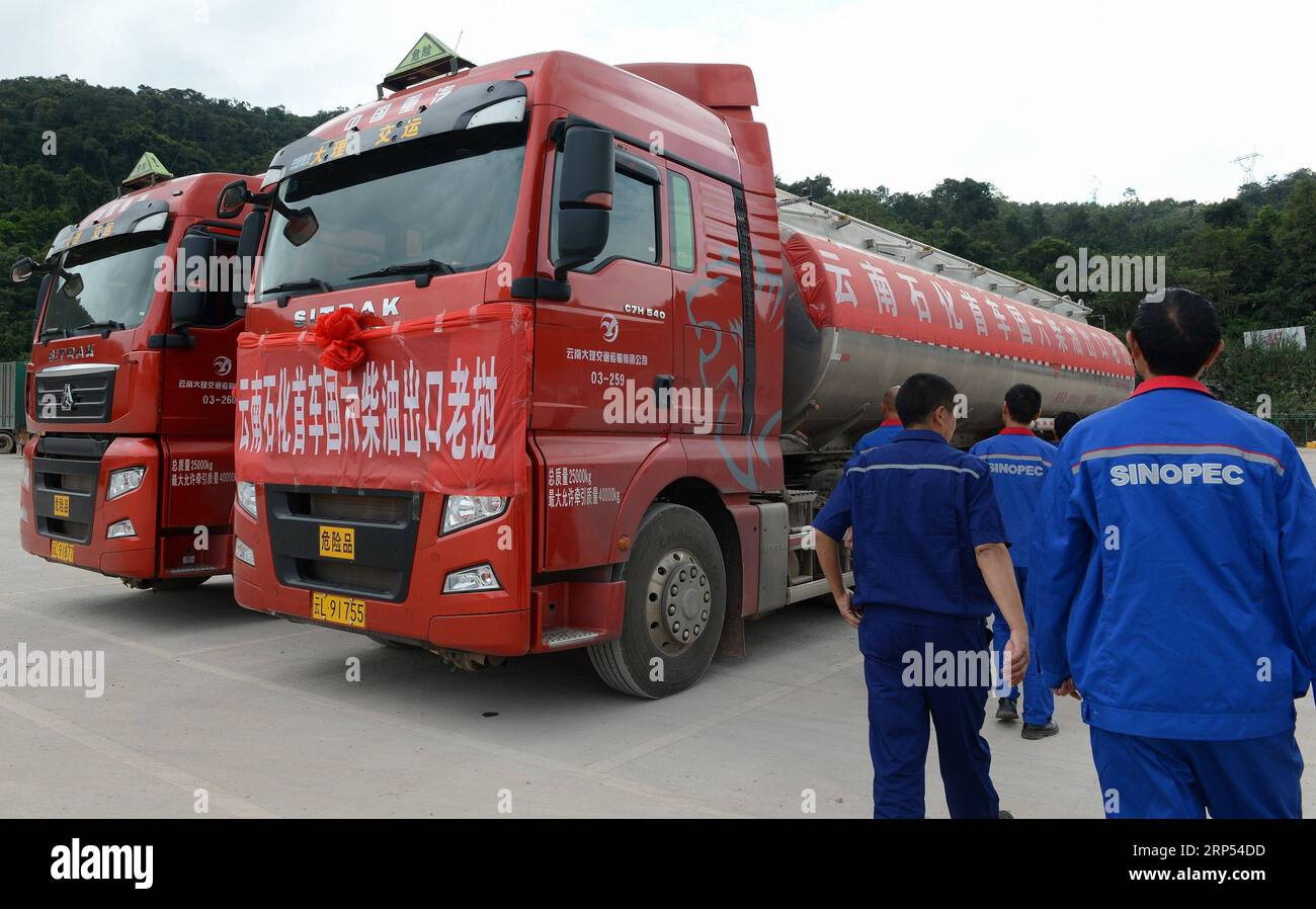 (181127) -- PECHINO, 27 novembre 2018 -- foto scattata il 31 ottobre 2018 mostra la consegna di 64 tonnellate di gasolio da PetroChina a una società laotiana al confine tra Laos e Cina, a Boten, Laos. L'industria petrolifera e chimica cinese ha generato circa 712,1 miliardi di yuan di profitto totale nei primi nove mesi del 2018, in aumento del 45,2% rispetto allo stesso periodo dell'anno scorso. Con un patrimonio totale di 12,75 trilioni di yuan, in crescita del 6,1% rispetto allo stesso periodo dello scorso anno, il settore ha visto il suo rapporto attività/passività scendere di 1,16 punti percentuali, raggiungendo il 54,19%. Il tasso di profitto del settore è salito del 1,56% Foto Stock