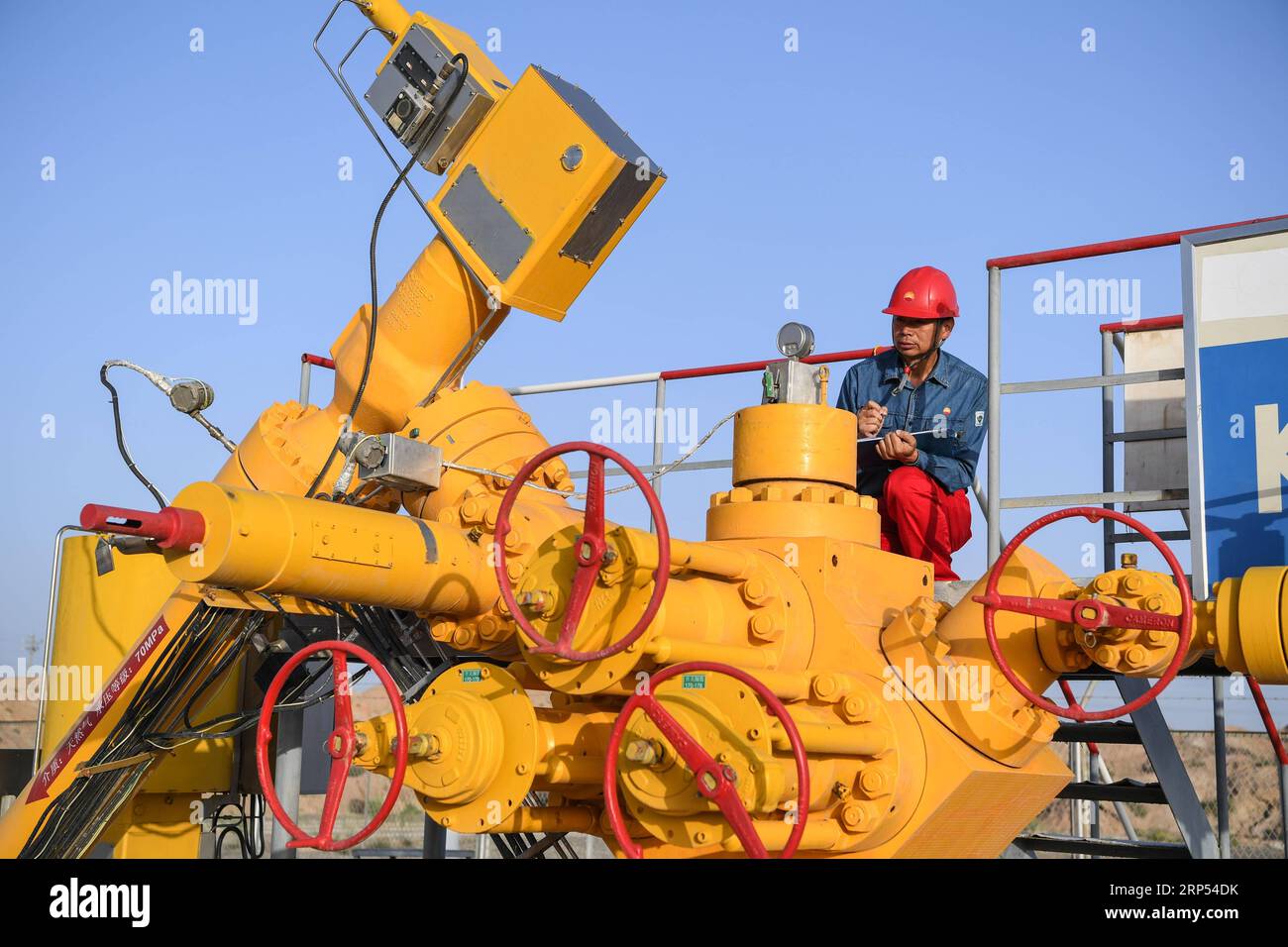 (181127) -- PECHINO, 27 novembre 2018 (Xinhua) -- Un membro del personale lavora al campo di gas Kela-2 del Tarim Oilfield ad Aksu, regione autonoma di Xinjiang Uygur della Cina nord-occidentale, 8 luglio 2017. L'industria petrolifera e chimica cinese ha generato circa 712,1 miliardi di yuan di profitto totale nei primi nove mesi del 2018, in aumento del 45,2% rispetto allo stesso periodo dell'anno scorso. Con un patrimonio totale di 12,75 trilioni di yuan, in crescita del 6,1% rispetto allo stesso periodo dello scorso anno, il settore ha visto il suo rapporto attività/passività scendere di 1,16 punti percentuali, raggiungendo il 54,19%. Il tasso di profitto del settore è salito di 1,56 perce Foto Stock