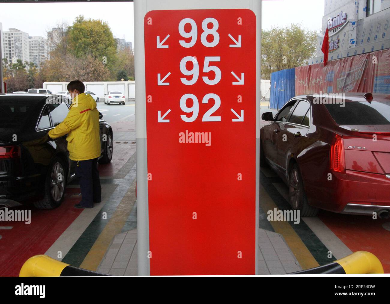 (181127) -- PECHINO, 27 novembre 2018 -- Uno staff rifornisce un'auto in una stazione di servizio a Handan, nel nord della Cina, a Hebei Provicne, il 16 novembre 2018. L'industria petrolifera e chimica cinese ha generato circa 712,1 miliardi di yuan di profitto totale nei primi nove mesi del 2018, in aumento del 45,2% rispetto allo stesso periodo dell'anno scorso. Con un patrimonio totale di 12,75 trilioni di yuan, in crescita del 6,1% rispetto allo stesso periodo dello scorso anno, il settore ha visto il suo rapporto attività/passività scendere di 1,16 punti percentuali, raggiungendo il 54,19%. Il tasso di profitto del settore è salito di 1,56 punti percentuali, raggiungendo il 7,43%, grazie alla S Foto Stock