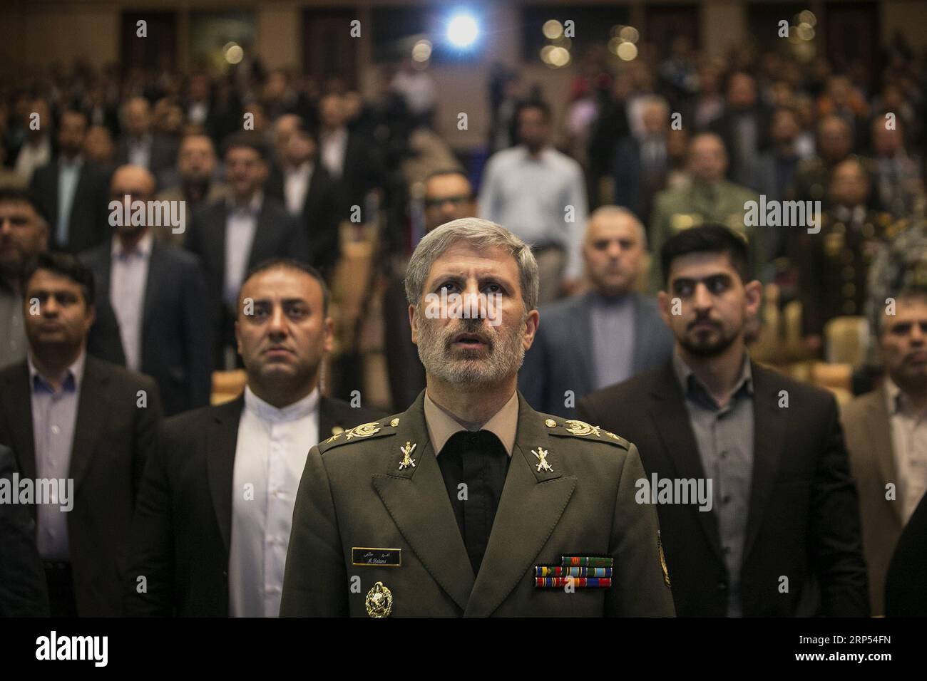 (181127) -- ISOLA DI KISH, 27 novembre 2018 -- il ministro della difesa iraniano Amir Hatami partecipa alla cerimonia di apertura di uno spettacolo aereo a Kish Island, Iran meridionale, il 26 novembre 2018. L'Iran è pronto a esportare jet da combattimento indigeni, un alto comandante dell'esercito iraniano ha detto lunedì. ) (Zxj) IRAN-KISH ISLAND-AIR SHOW 2018 AhmadxHalabisaz PUBLICATIONxNOTxINxCHN Foto Stock
