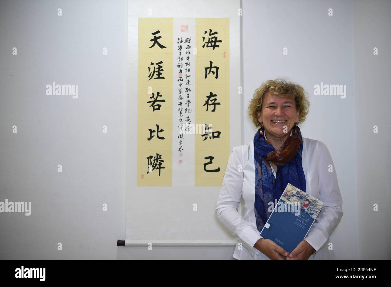 (181127) - MADRID, 27 novembre 2018 - Alicia Relinque, direttrice dell'Istituto Confucio dell'Università di Granada, tiene il suo lavoro di traduzione, The Peony Pavilion di Tang Xianzu, presso l'Istituto Confucio dell'Università di Granada a Granada, Spagna, il 13 novembre 2018. PER ANDARE CON la caratteristica: Il senologo spagnolo veterano vede la letteratura cinese chiave per la felicità ) (yy) SPAGNA-GRANADA-SINOLOGO-ALICIA RELINQUE GuoxQiuda PUBLICATIONxNOTxINxCHN Foto Stock