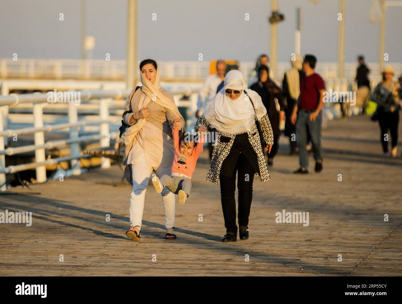 (181128) -- KISH ISLAND, 28 novembre 2018 -- People enjoy leisure time in Kish Island, South Iran, on Nov. 27, 2018. ) (Hxy) IRAN-KISH ISLAND-BEACH AhmadxHalabisaz PUBLICATIONxNOTxINxCHN Foto Stock
