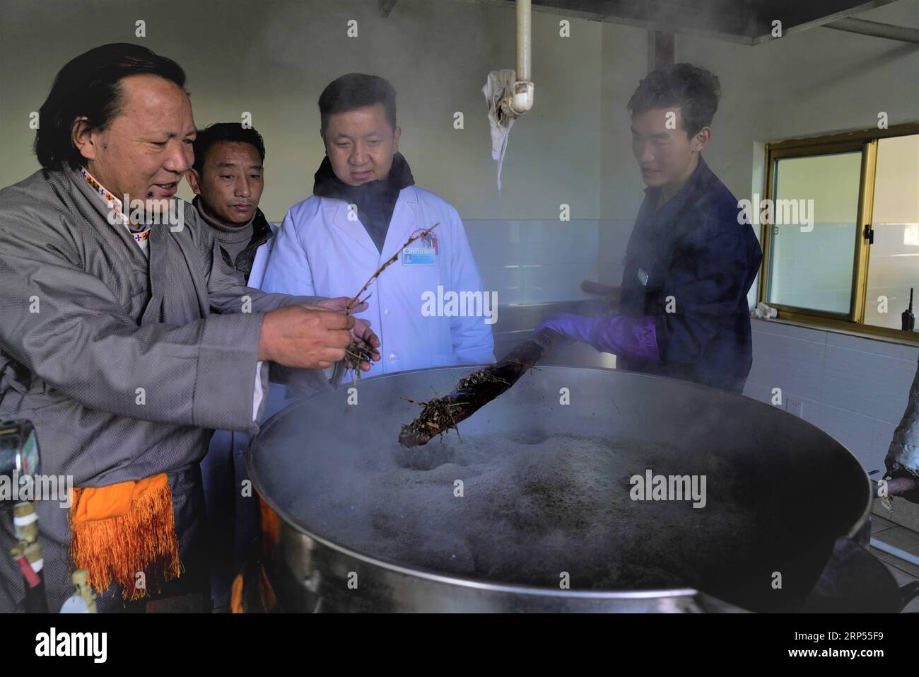 (181128) -- LHASA, 28 novembre 2018 -- Migdrol (1st L), un erede del patrimonio culturale immateriale a livello nazionale di Sowa Rigpa, istruisce i suoi discepoli sul bagno medicinale di Lum di Sowa Rigpa in un ospedale di medicina tibetana a Shannan, regione autonoma tibetana del Tibet, 23 novembre 2018. L'Organizzazione delle Nazioni Unite per l'educazione, la scienza e la cultura (UNESCO) ha iscritto mercoledì il bagno medicinale cinese di Sowa Rigpa nella Lista rappresentativa del patrimonio culturale immateriale dell'umanità, in una convenzione tenutasi a Port Louis, capitale della Repubblica di Mauritius. Il medicinale Lum Foto Stock