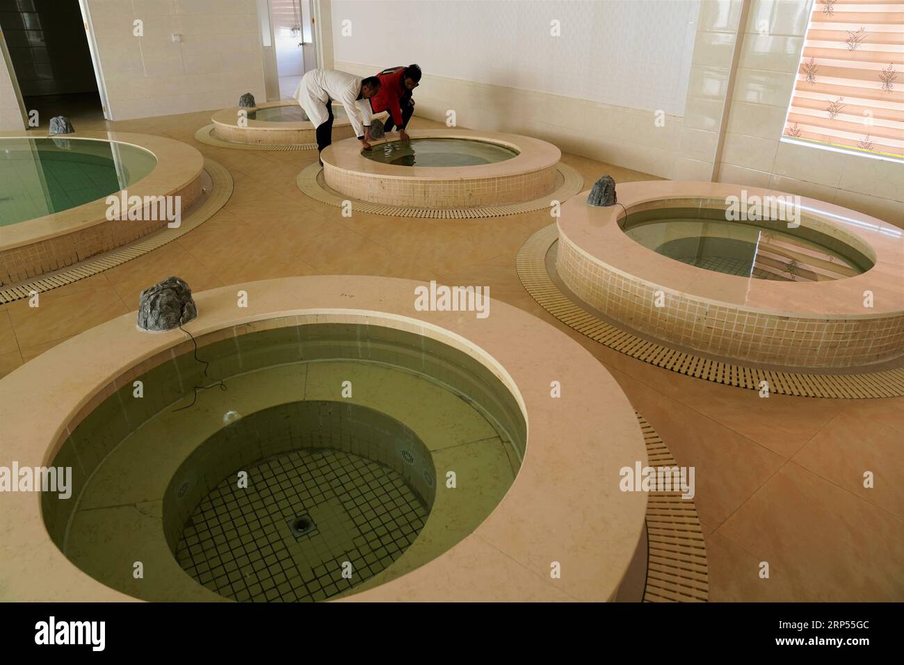(181128) -- LHASA, 28 novembre 2018 -- il personale controlla le piscine di Lum Medicines Bathing di Sowa Rigpa presso l'ospedale di Medicina tibetana nella regione autonoma tibetana del Tibet della Cina sud-occidentale, 21 novembre 2018. L'Organizzazione delle Nazioni Unite per l'educazione, la scienza e la cultura (UNESCO) ha iscritto mercoledì il bagno medicinale cinese di Sowa Rigpa nella Lista rappresentativa del patrimonio culturale immateriale dell'umanità, in una convenzione tenutasi a Port Louis, capitale della Repubblica di Mauritius. Il Lum balneazione medicinale di Sowa Rigpa è conoscenza e pratiche riguardanti la vita, la salute e la malattia preven Foto Stock