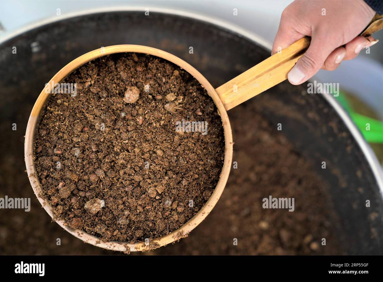 (181128) -- LHASA, 28 novembre 2018 -- foto scattata il 21 novembre 2018 mostra le erbe di Lum bagni medicinali di Sowa Rigpa nella regione autonoma Tibet della Cina sud-occidentale. L'Organizzazione delle Nazioni Unite per l'educazione, la scienza e la cultura (UNESCO) ha iscritto mercoledì il bagno medicinale cinese di Sowa Rigpa nella Lista rappresentativa del patrimonio culturale immateriale dell'umanità, in una convenzione tenutasi a Port Louis, capitale della Repubblica di Mauritius. Il Lum balneazione medicinale di Sowa Rigpa è la conoscenza e le pratiche riguardanti la vita, la salute e la prevenzione delle malattie e il trattamento tra i T Foto Stock